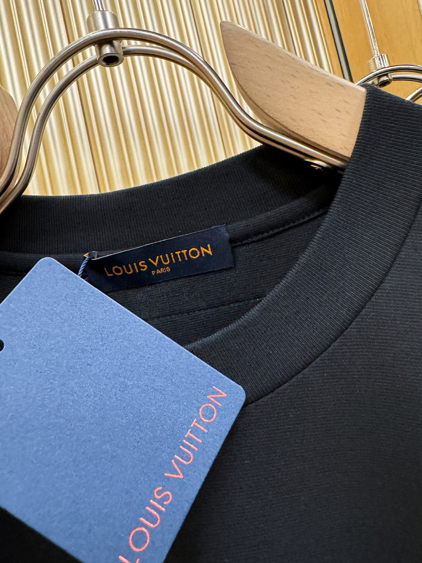 LV路易威登 2025春夏新款短袖T恤！走秀图案时尚休闲短袖T恤衫！设计logo设计！极具设计精选客供面