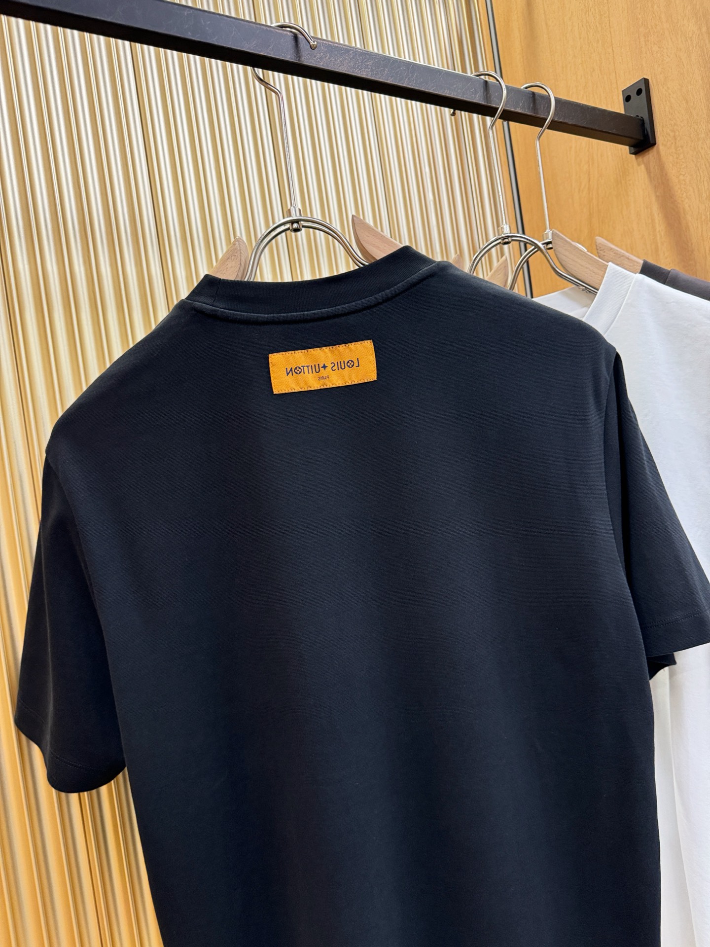 LV路易威登 2025春夏新款短袖T恤！走秀图案时尚休闲短袖T恤衫！设计logo设计！极具设计精选客供面