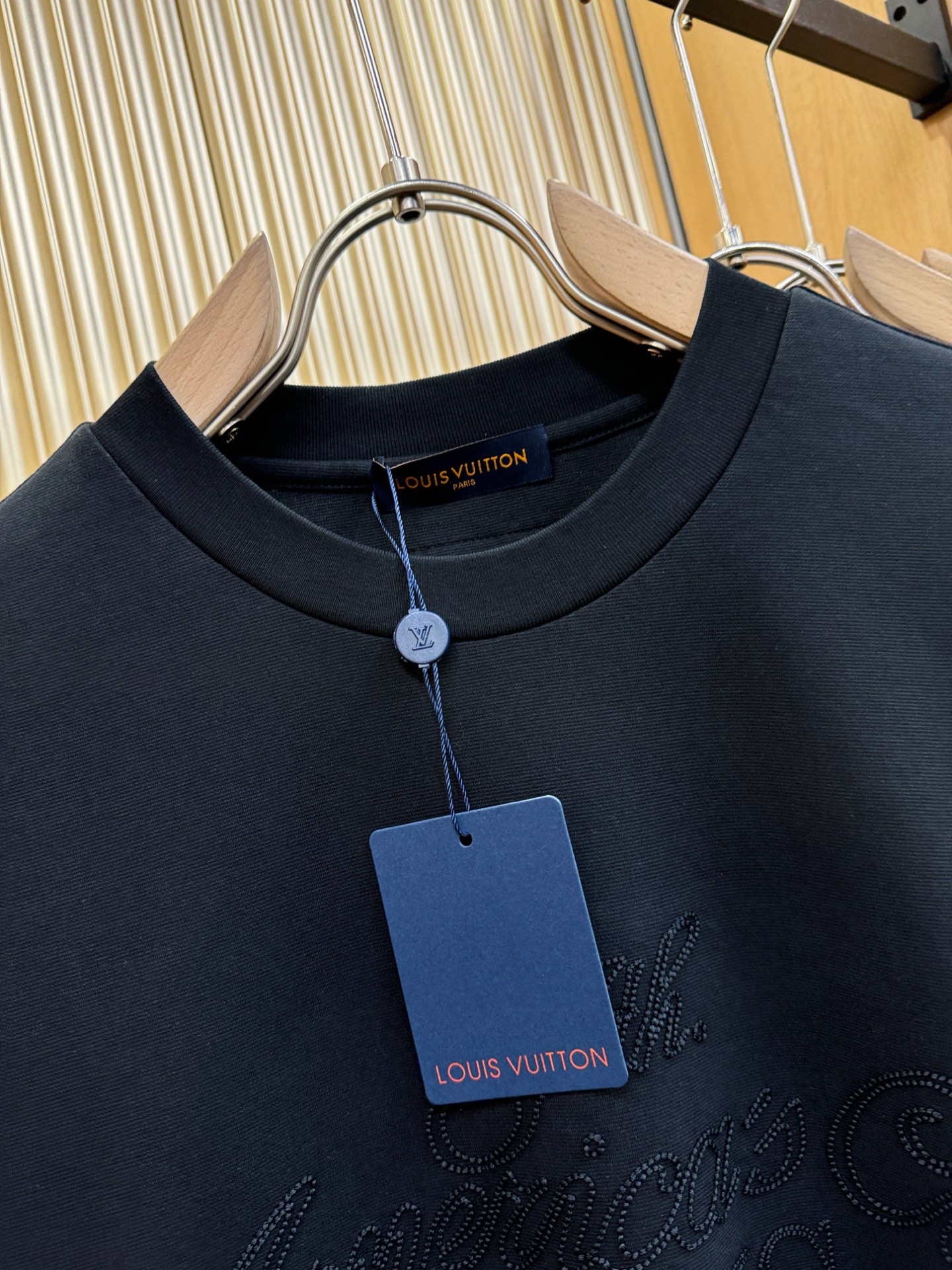 LV路易威登 2025春夏新款短袖T恤！走秀图案时尚休闲短袖T恤衫！设计logo设计！极具设计精选客供面