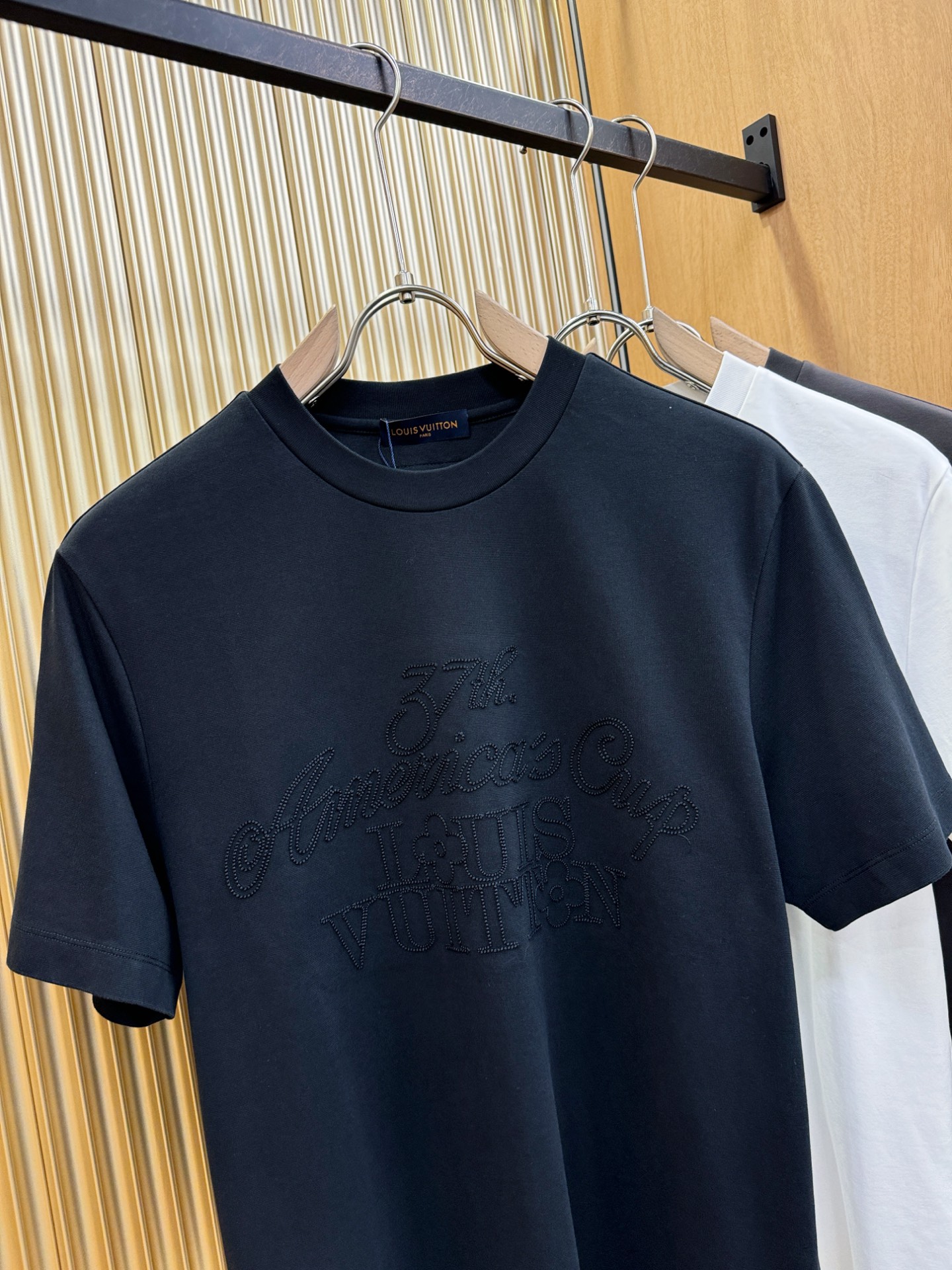LV路易威登 2025春夏新款短袖T恤！走秀图案时尚休闲短袖T恤衫！设计logo设计！极具设计精选客供面