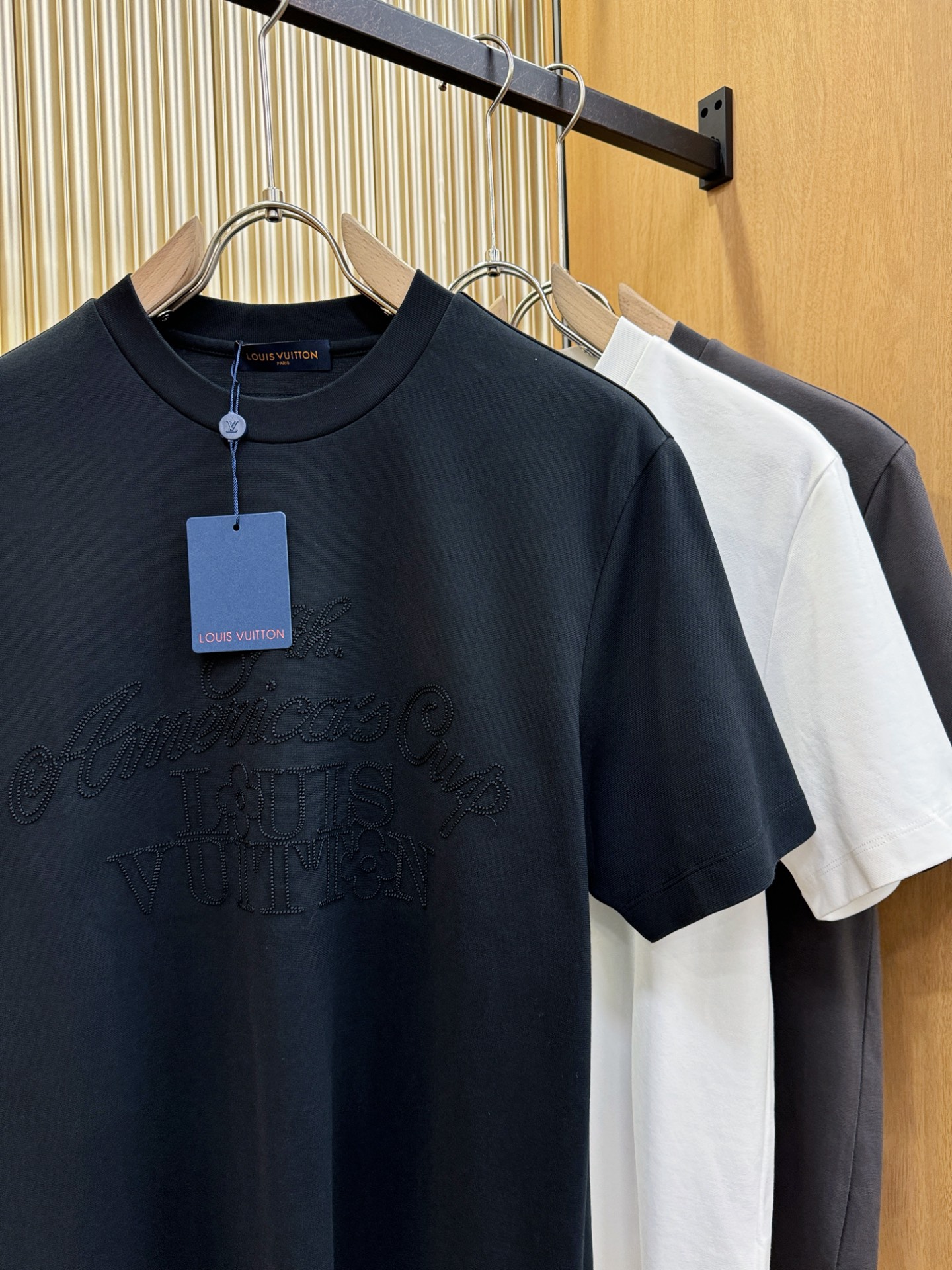 LV路易威登 2025春夏新款短袖T恤！走秀图案时尚休闲短袖T恤衫！设计logo设计！极具设计精选客供面