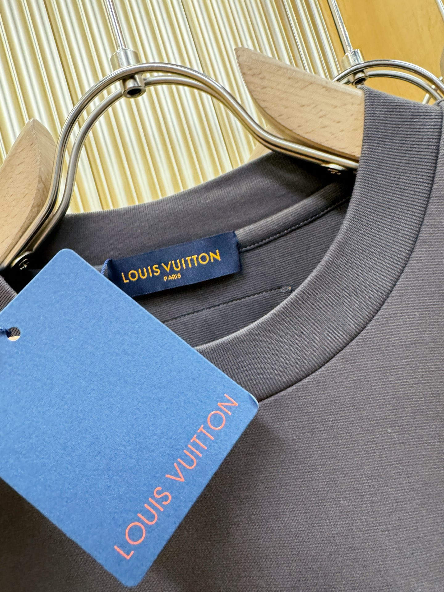 LV路易威登 2025春夏新款短袖T恤！走秀图案时尚休闲短袖T恤衫！设计logo设计！极具设计精选客供面