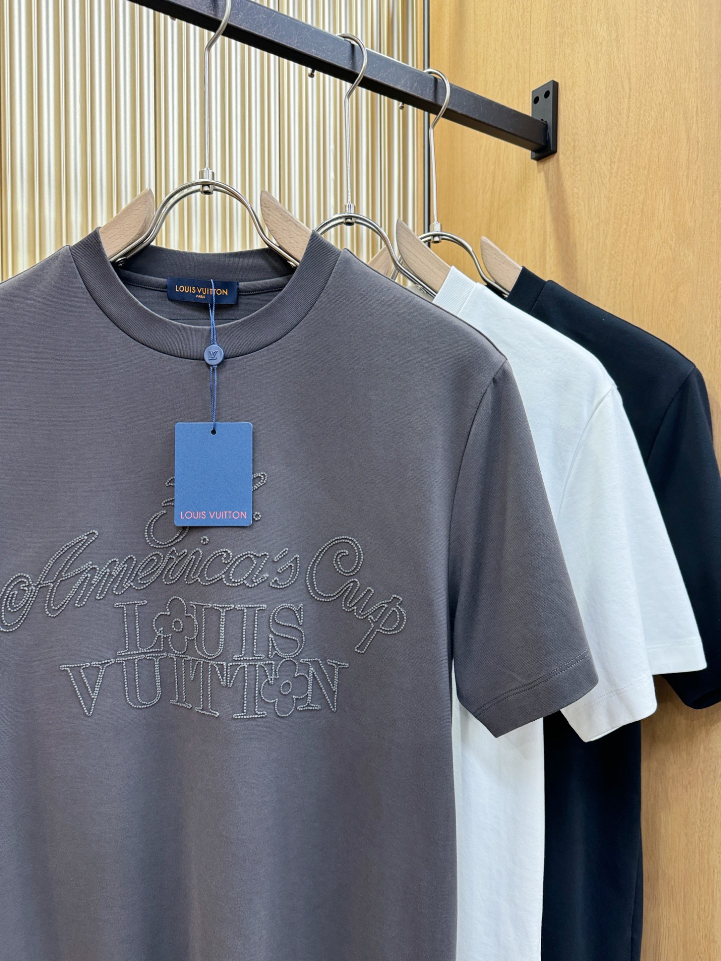 LV路易威登 2025春夏新款短袖T恤！走秀图案时尚休闲短袖T恤衫！设计logo设计！极具设计精选客供面