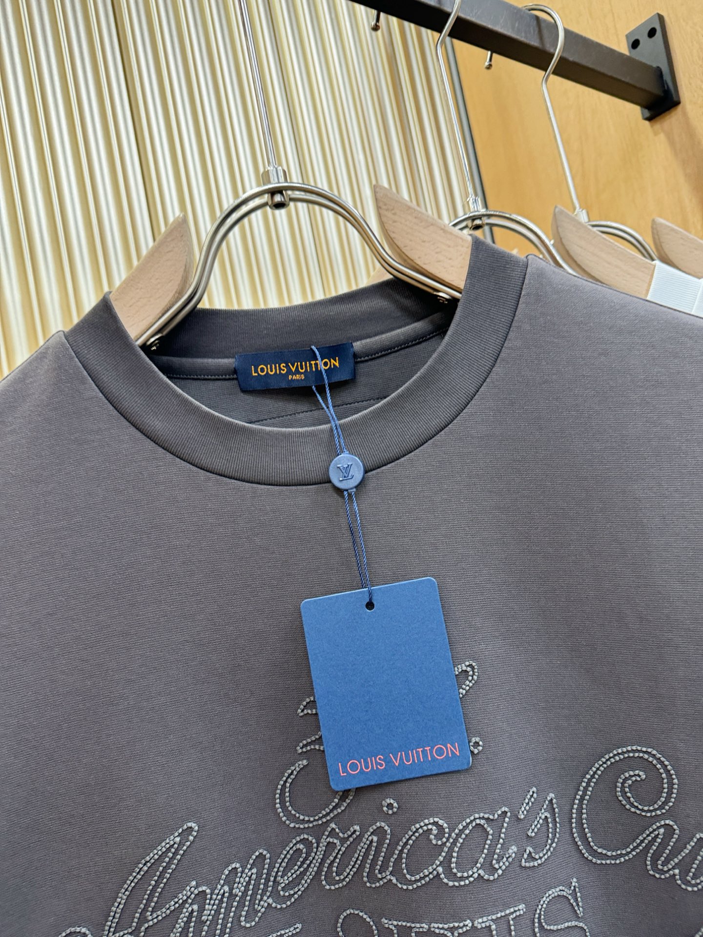 LV路易威登 2025春夏新款短袖T恤！走秀图案时尚休闲短袖T恤衫！设计logo设计！极具设计精选客供面