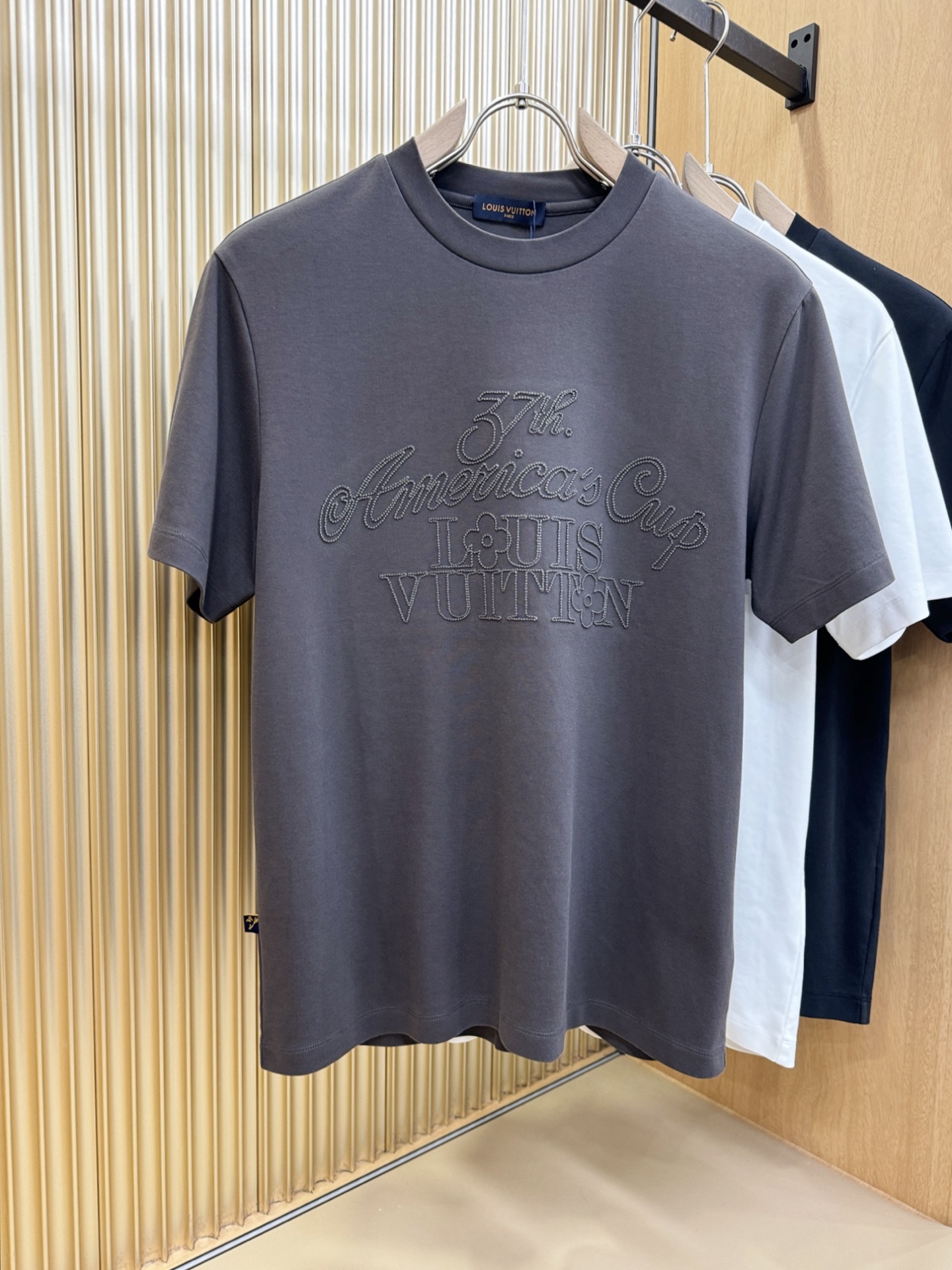 LV路易威登 2025春夏新款短袖T恤！走秀图案时尚休闲短袖T恤衫！设计logo设计！极具设计精选客供面