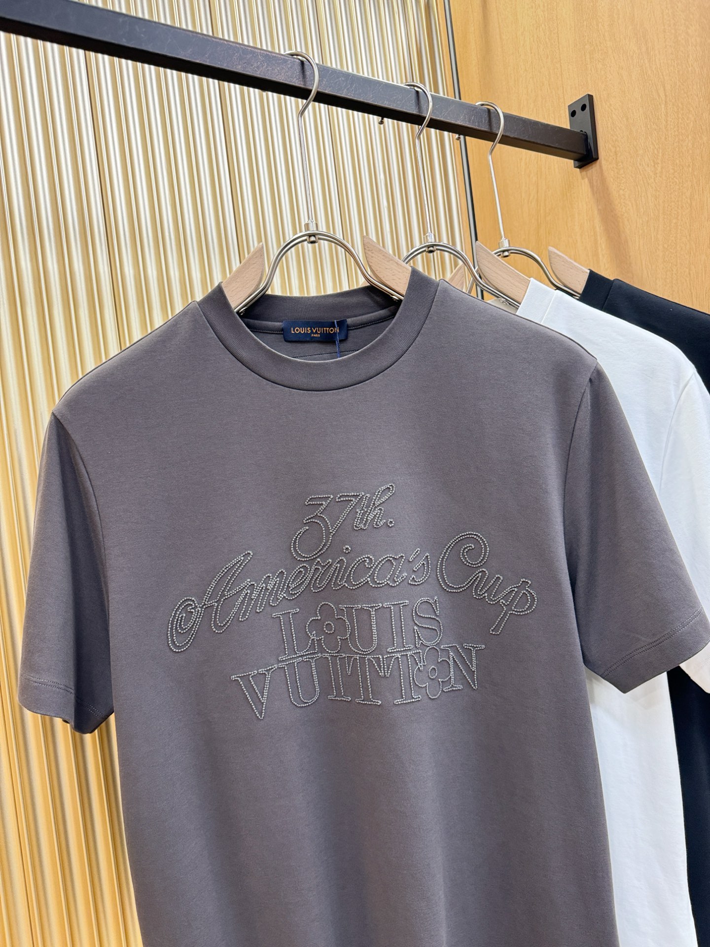 LV路易威登 2025春夏新款短袖T恤！走秀图案时尚休闲短袖T恤衫！设计logo设计！极具设计精选客供面