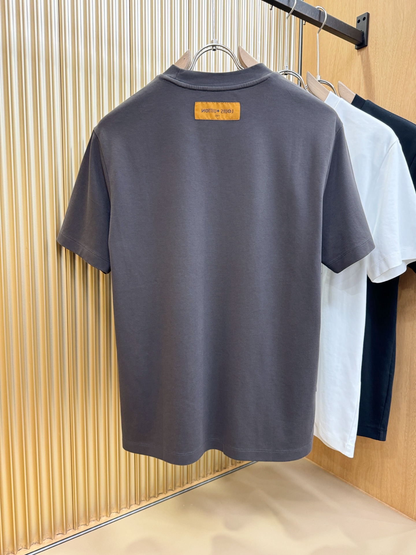 LV路易威登 2025春夏新款短袖T恤！走秀图案时尚休闲短袖T恤衫！设计logo设计！极具设计精选客供面