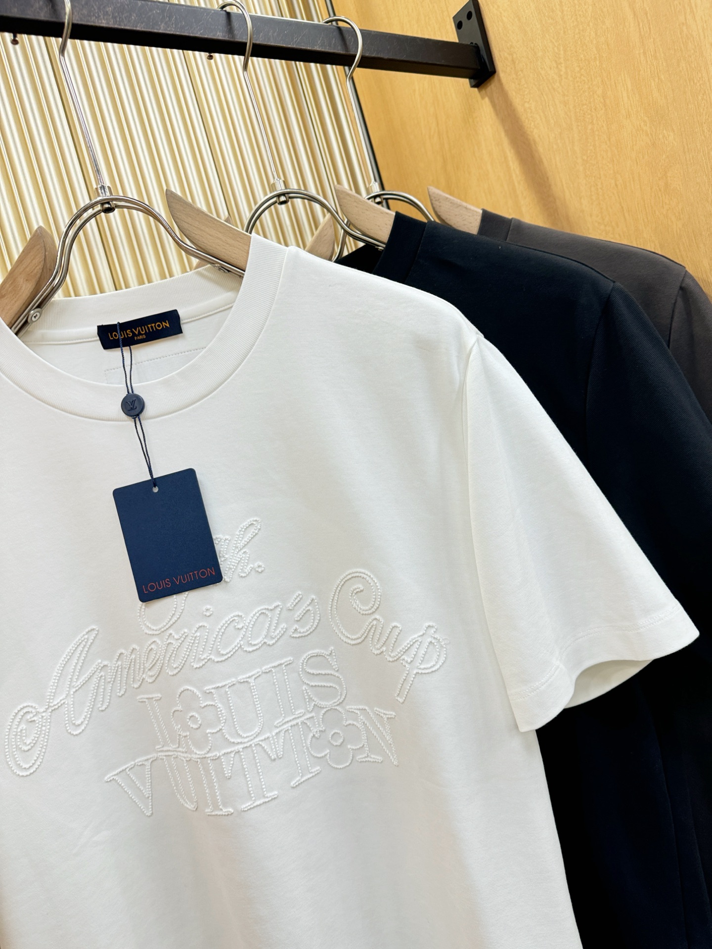 LV路易威登 2025春夏新款短袖T恤！走秀图案时尚休闲短袖T恤衫！设计logo设计！极具设计精选客供面