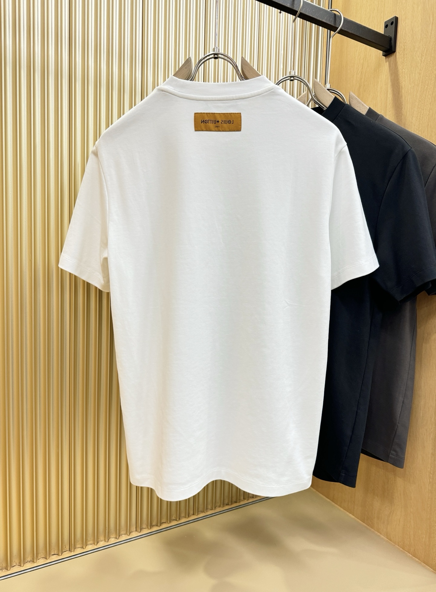 LV路易威登 2025春夏新款短袖T恤！走秀图案时尚休闲短袖T恤衫！设计logo设计！极具设计精选客供面