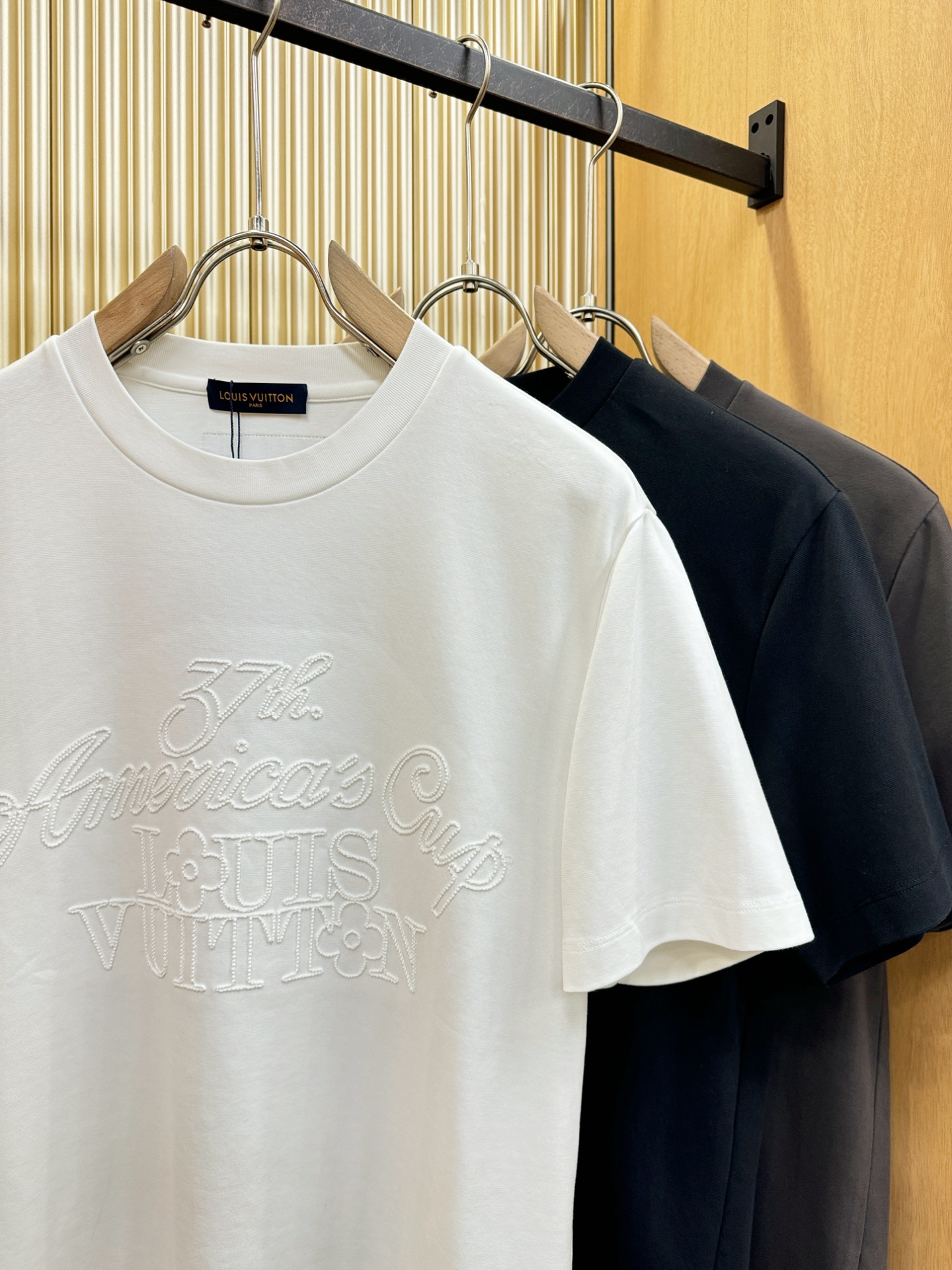 LV路易威登 2025春夏新款短袖T恤！走秀图案时尚休闲短袖T恤衫！设计logo设计！极具设计精选客供面