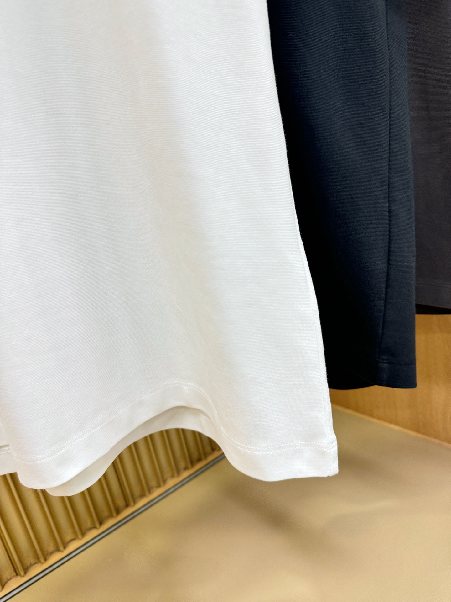 LV路易威登 2025春夏新款短袖T恤！走秀图案时尚休闲短袖T恤衫！设计logo设计！极具设计精选客供面