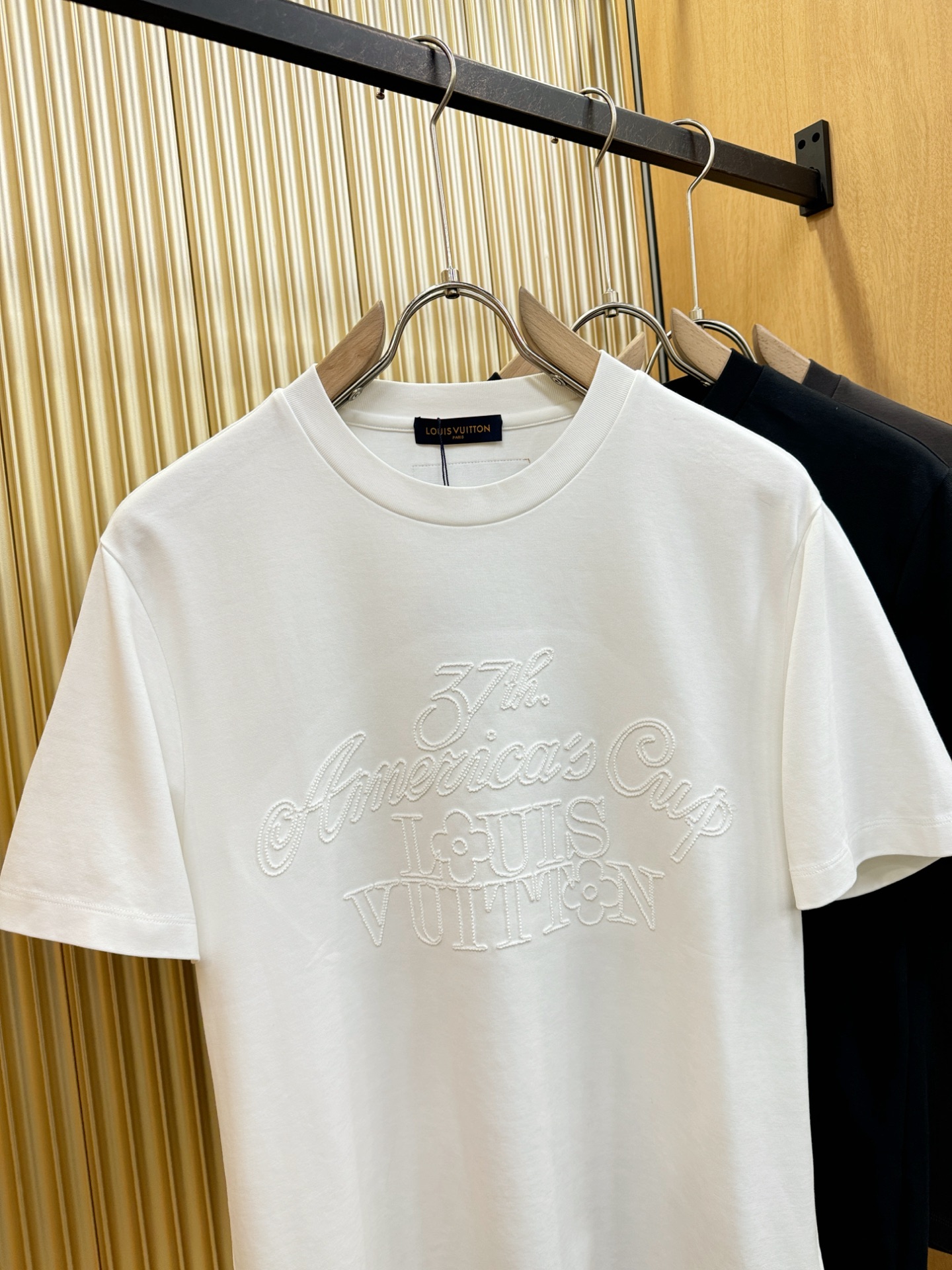 LV路易威登 2025春夏新款短袖T恤！走秀图案时尚休闲短袖T恤衫！设计logo设计！极具设计精选客供面