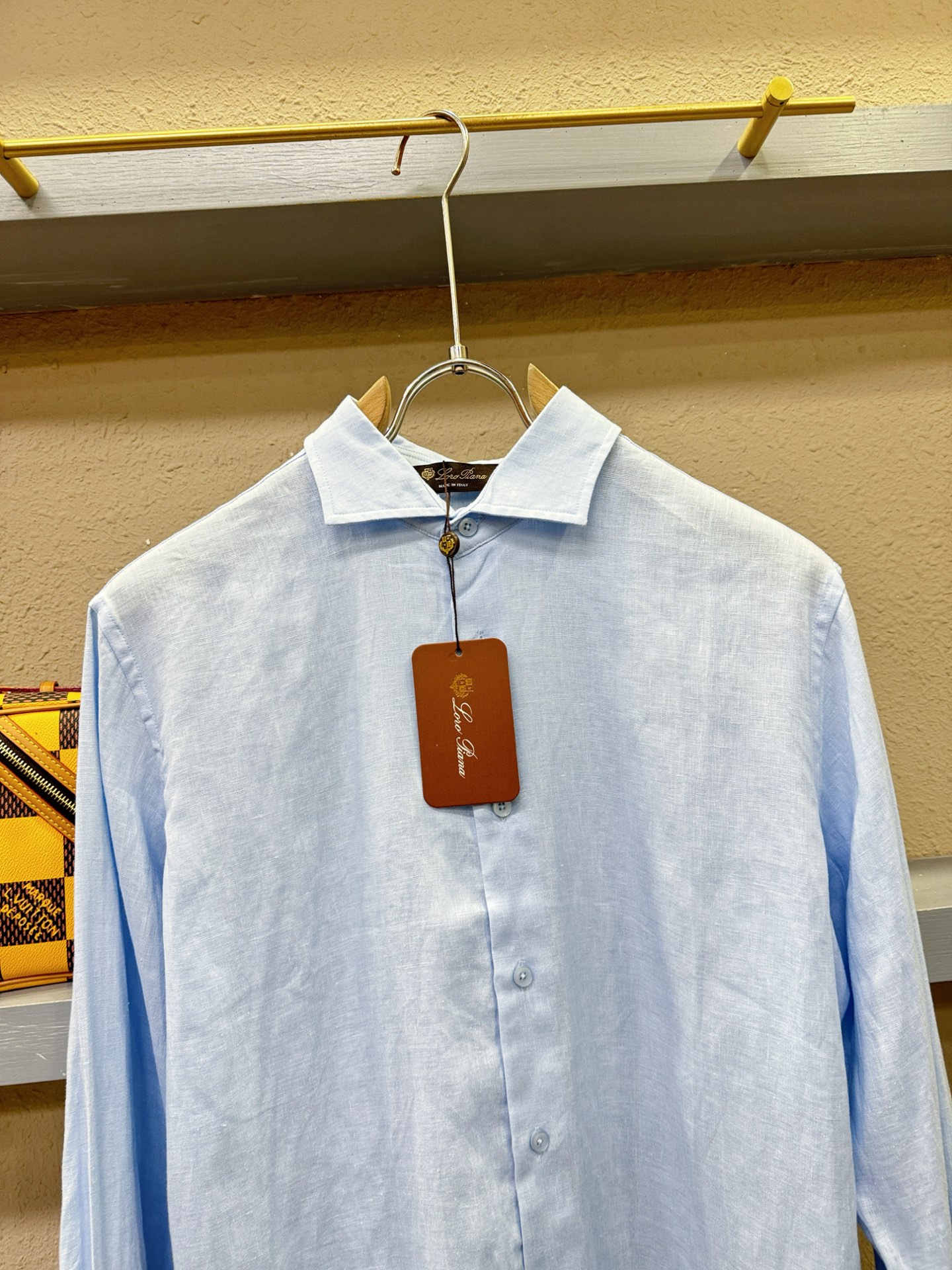Loro Piana诺悠翩雅 2025专柜同款亚麻衬衫，100%亚麻面料，亚麻衬衫就足够腔调，作为衬衫外