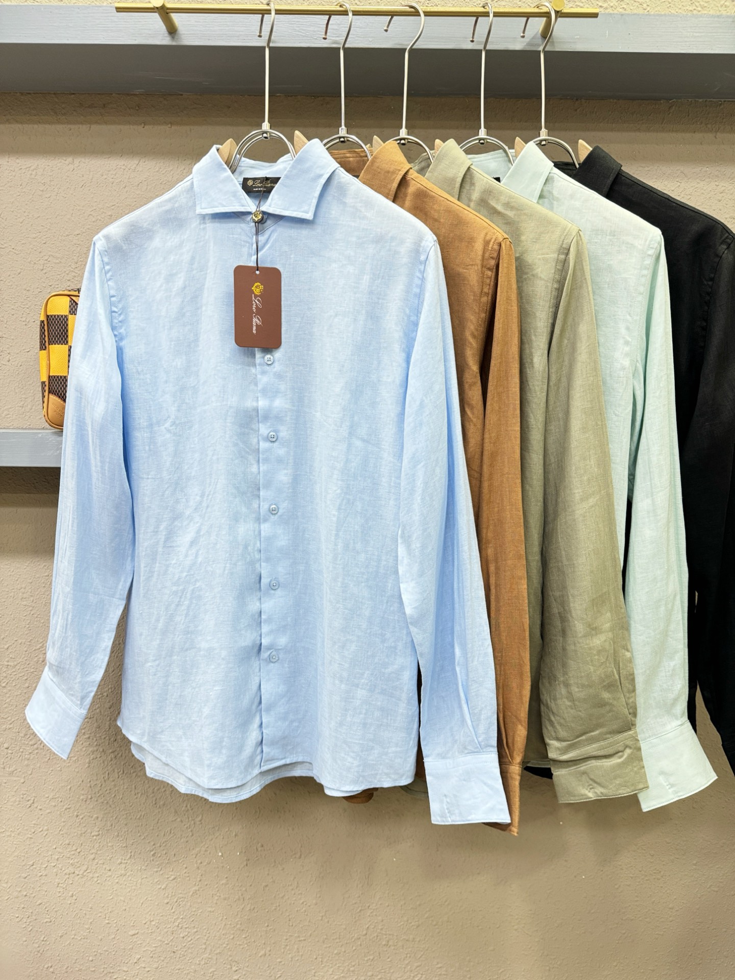 Loro Piana诺悠翩雅 2025专柜同款亚麻衬衫，100%亚麻面料，亚麻衬衫就足够腔调，作为衬衫外