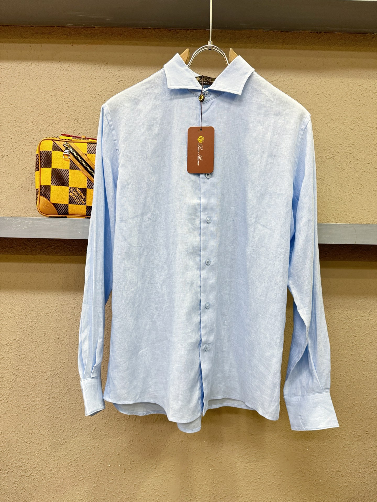 Loro Piana诺悠翩雅 2025专柜同款亚麻衬衫，100%亚麻面料，亚麻衬衫就足够腔调，作为衬衫外