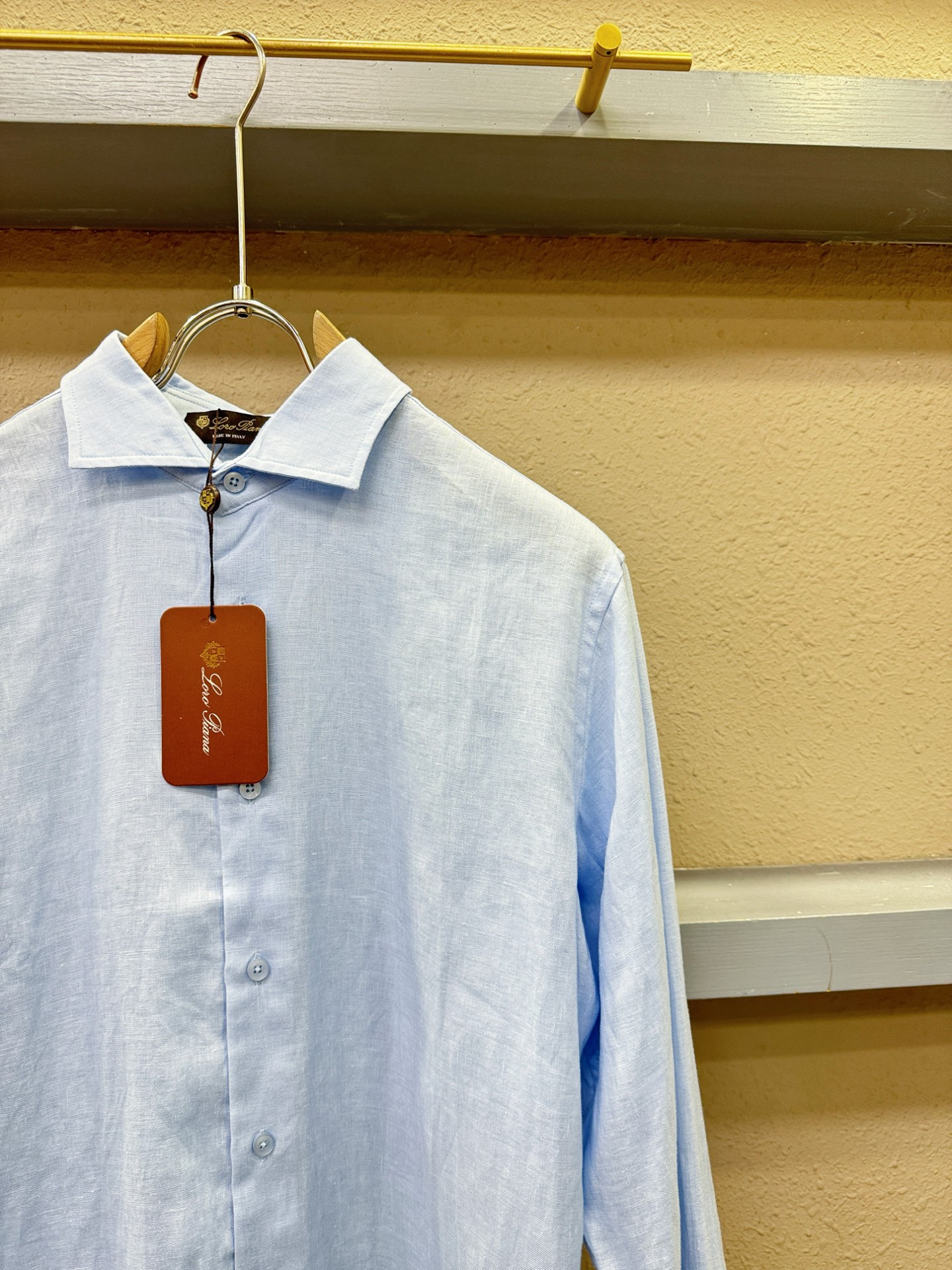 Loro Piana诺悠翩雅 2025专柜同款亚麻衬衫，100%亚麻面料，亚麻衬衫就足够腔调，作为衬衫外