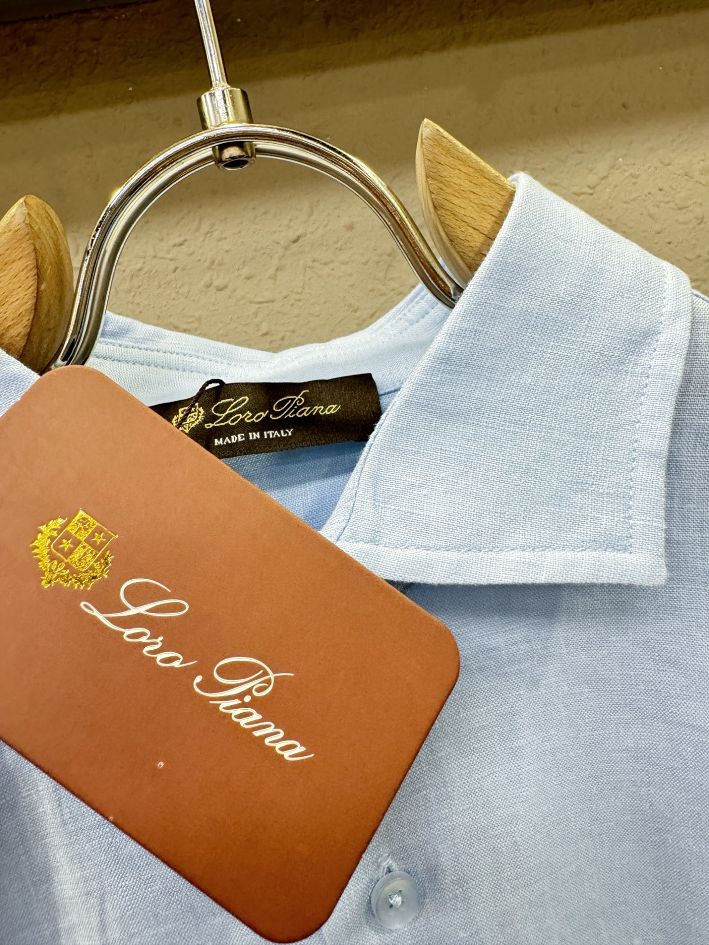 Loro Piana诺悠翩雅 2025专柜同款亚麻衬衫，100%亚麻面料，亚麻衬衫就足够腔调，作为衬衫外