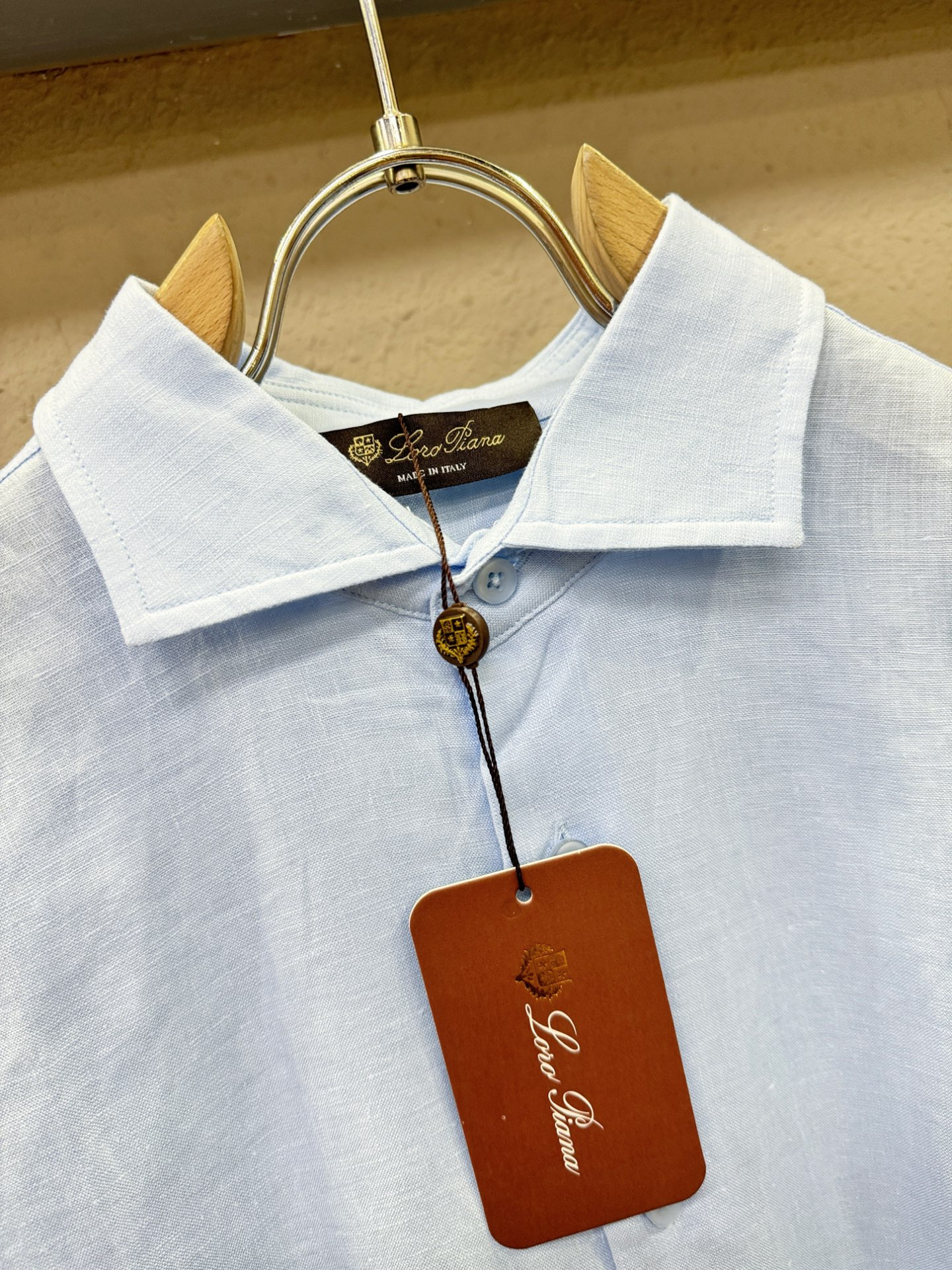 Loro Piana诺悠翩雅 2025专柜同款亚麻衬衫，100%亚麻面料，亚麻衬衫就足够腔调，作为衬衫外