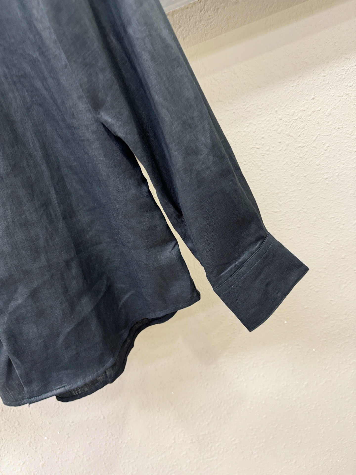 Loro Piana诺悠翩雅 2025专柜同款亚麻衬衫，100%亚麻面料，亚麻衬衫就足够腔调，作为衬衫外