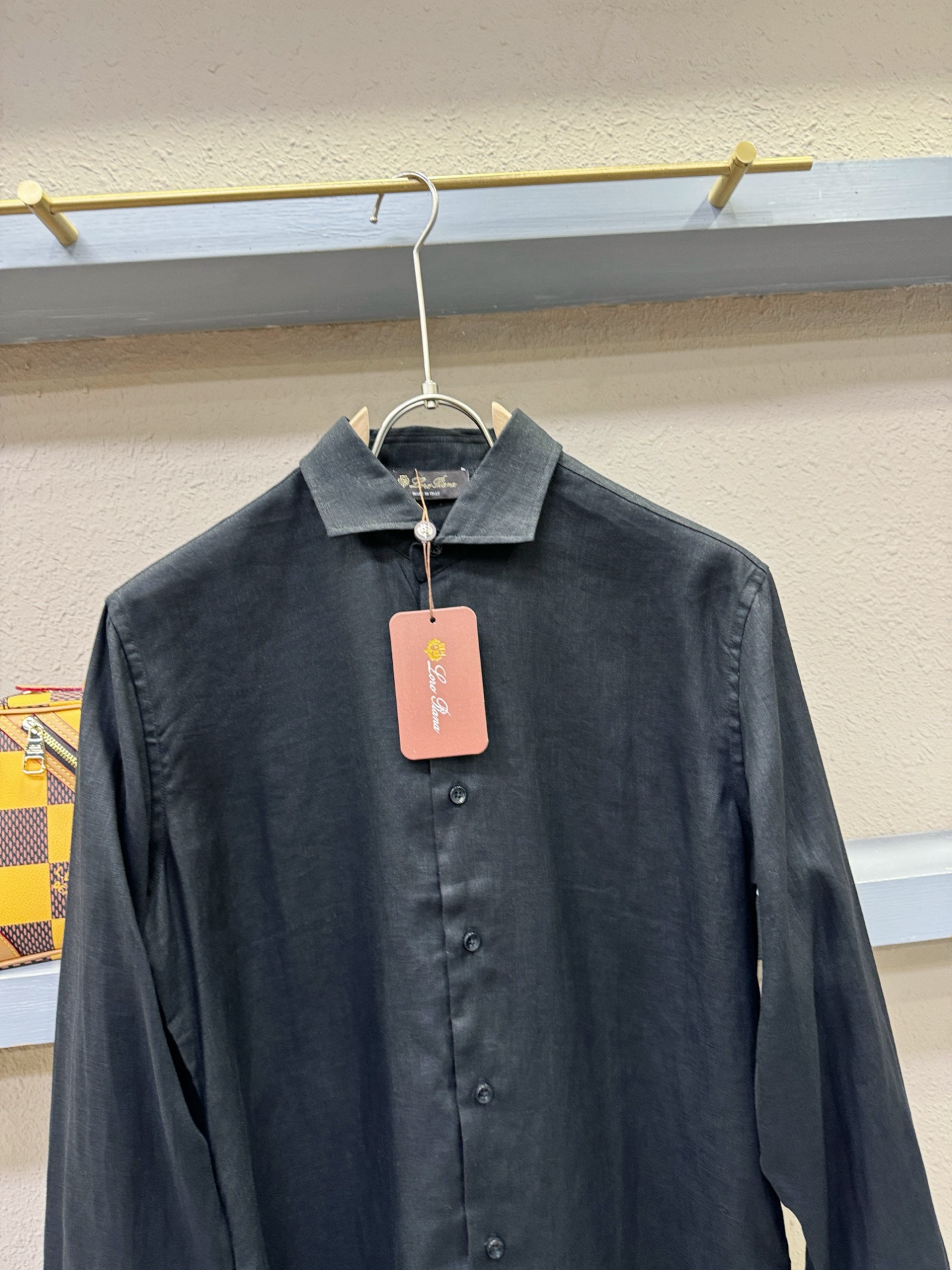 Loro Piana诺悠翩雅 2025专柜同款亚麻衬衫，100%亚麻面料，亚麻衬衫就足够腔调，作为衬衫外