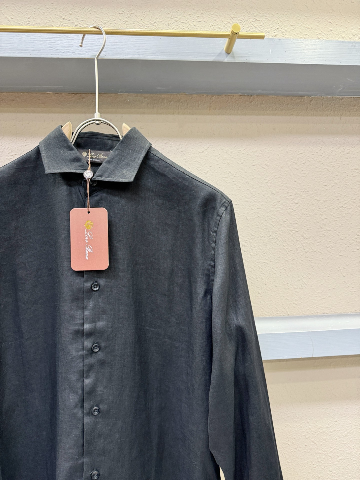 Loro Piana诺悠翩雅 2025专柜同款亚麻衬衫，100%亚麻面料，亚麻衬衫就足够腔调，作为衬衫外