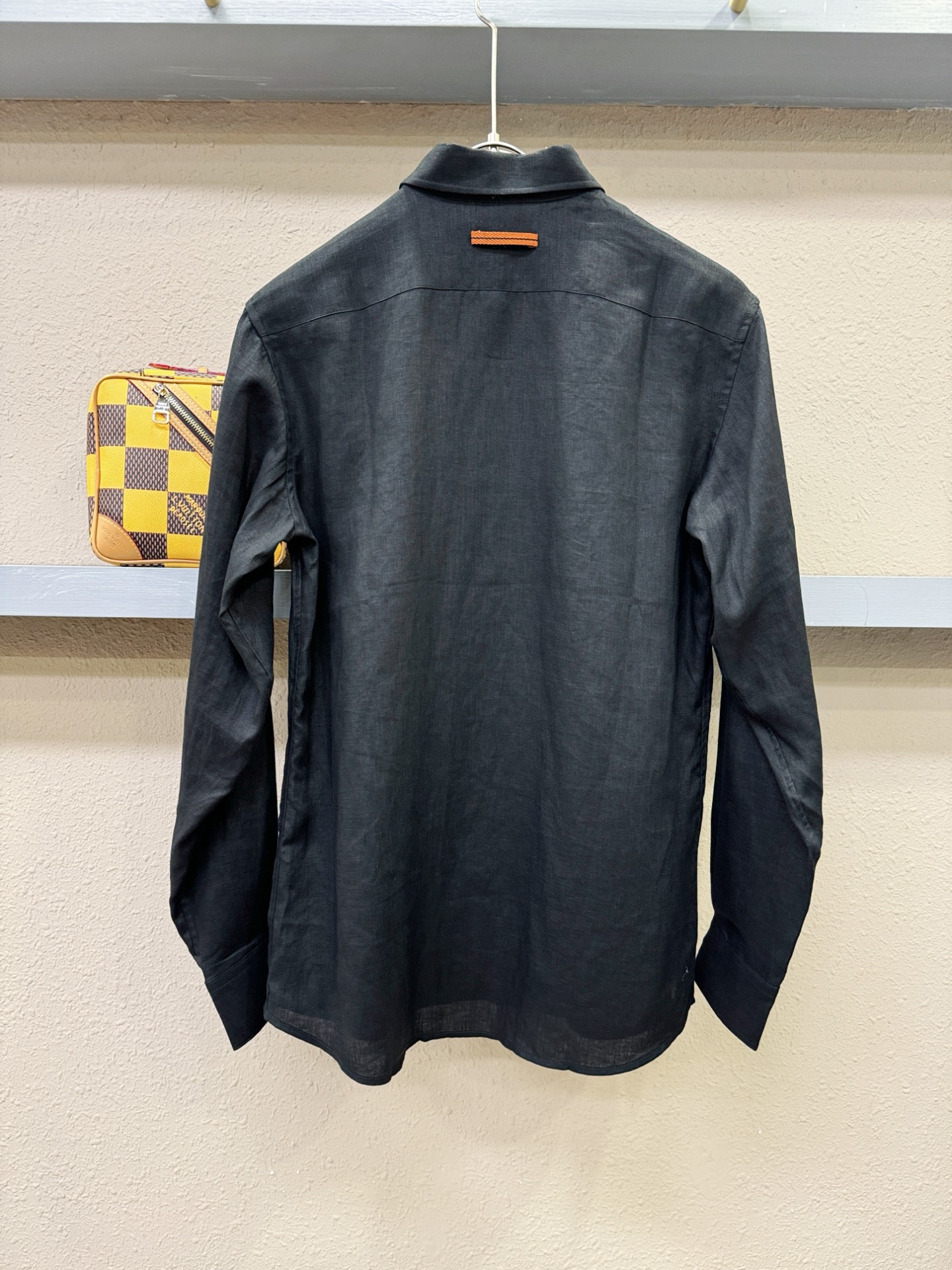 Loro Piana诺悠翩雅 2025专柜同款亚麻衬衫，100%亚麻面料，亚麻衬衫就足够腔调，作为衬衫外