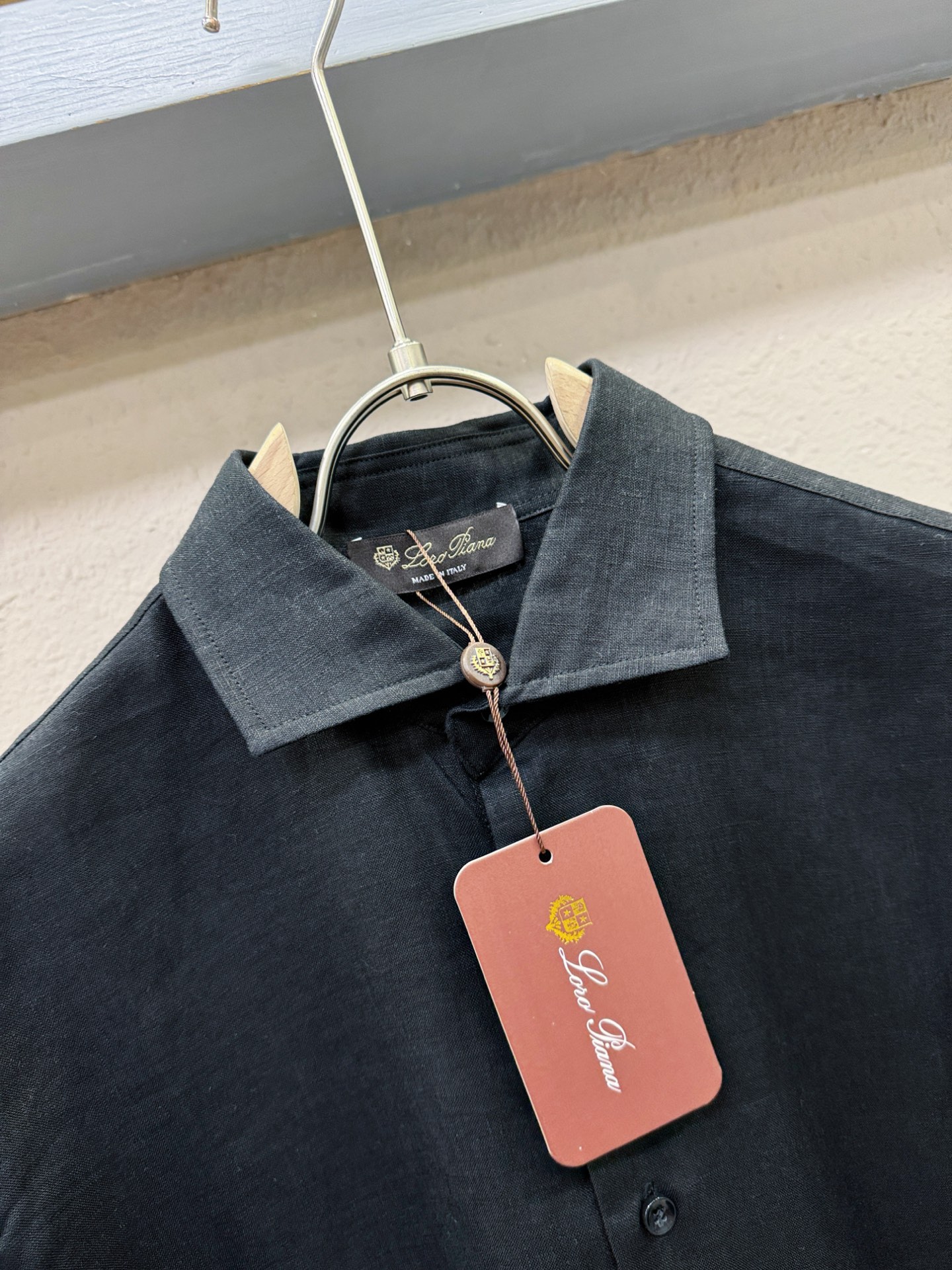 Loro Piana诺悠翩雅 2025专柜同款亚麻衬衫，100%亚麻面料，亚麻衬衫就足够腔调，作为衬衫外