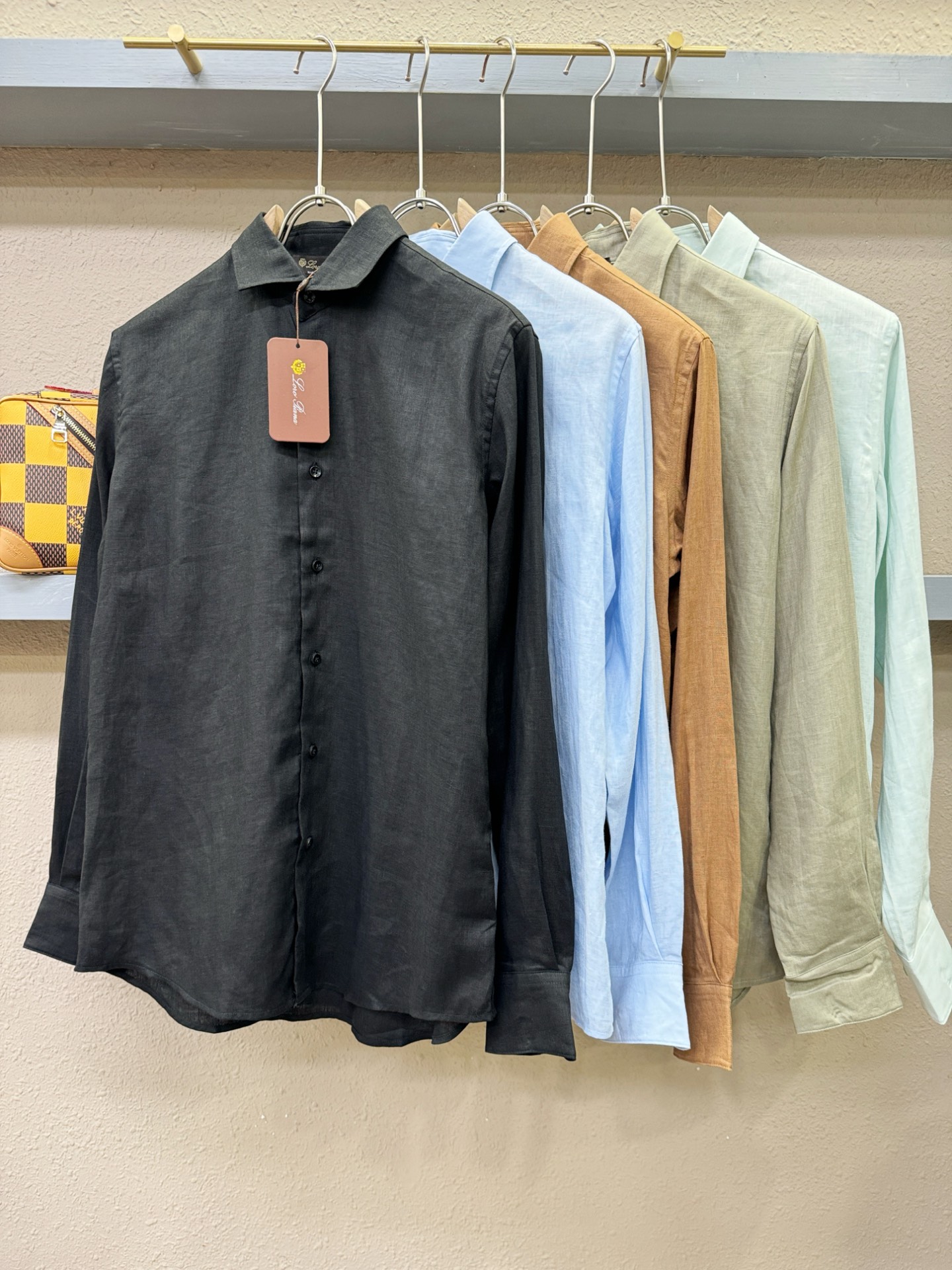 Loro Piana诺悠翩雅 2025专柜同款亚麻衬衫，100%亚麻面料，亚麻衬衫就足够腔调，作为衬衫外