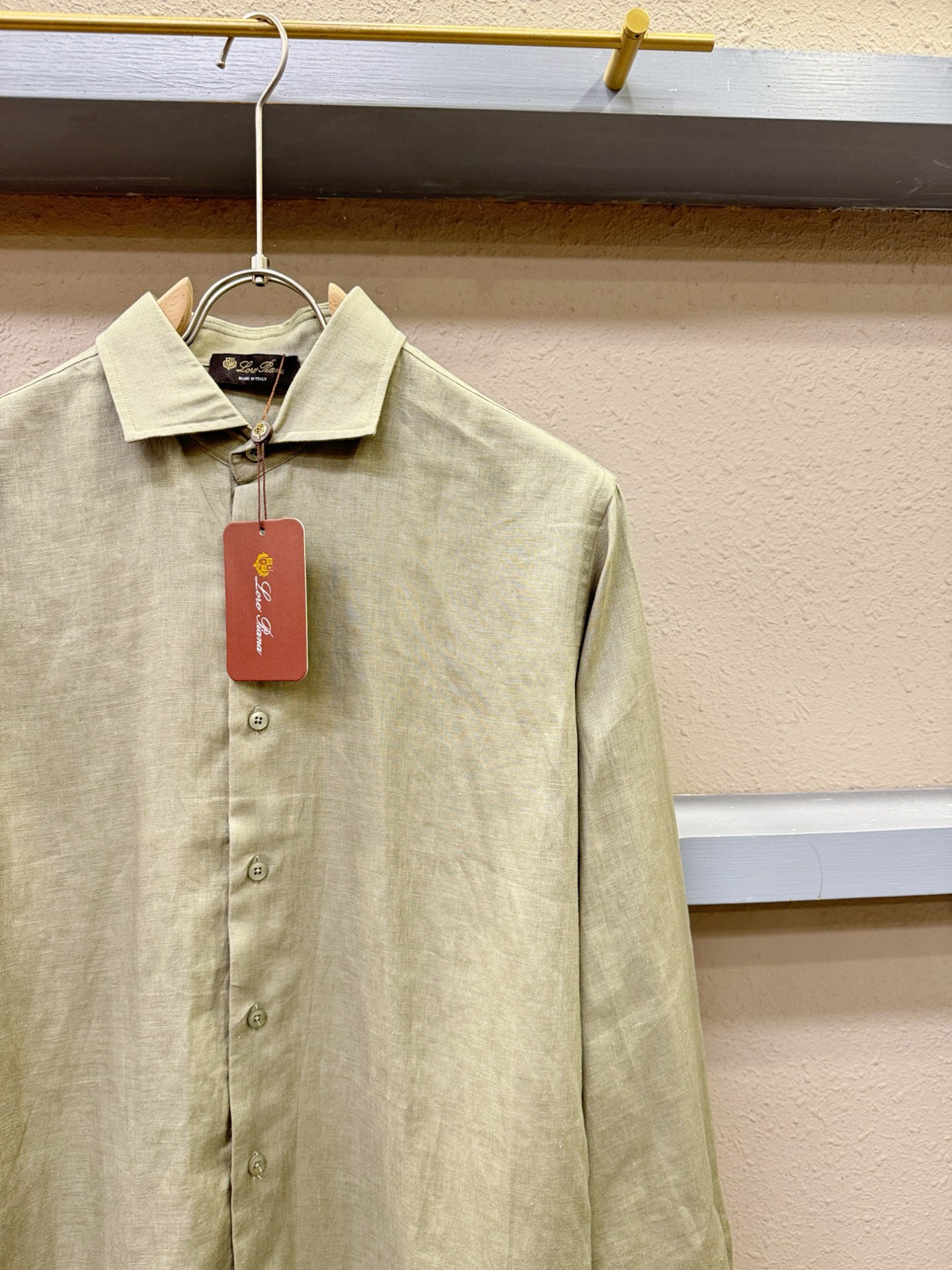 Loro Piana诺悠翩雅 2025专柜同款亚麻衬衫，100%亚麻面料，亚麻衬衫就足够腔调，作为衬衫外