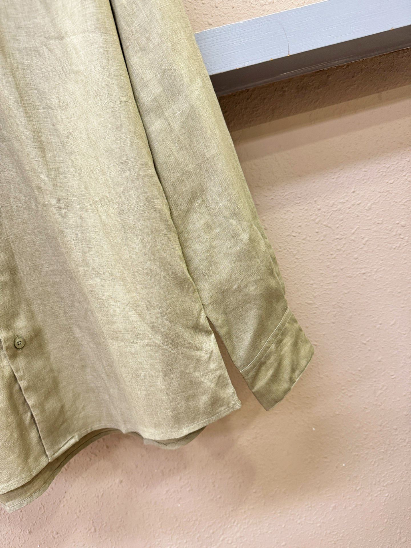 Loro Piana诺悠翩雅 2025专柜同款亚麻衬衫，100%亚麻面料，亚麻衬衫就足够腔调，作为衬衫外