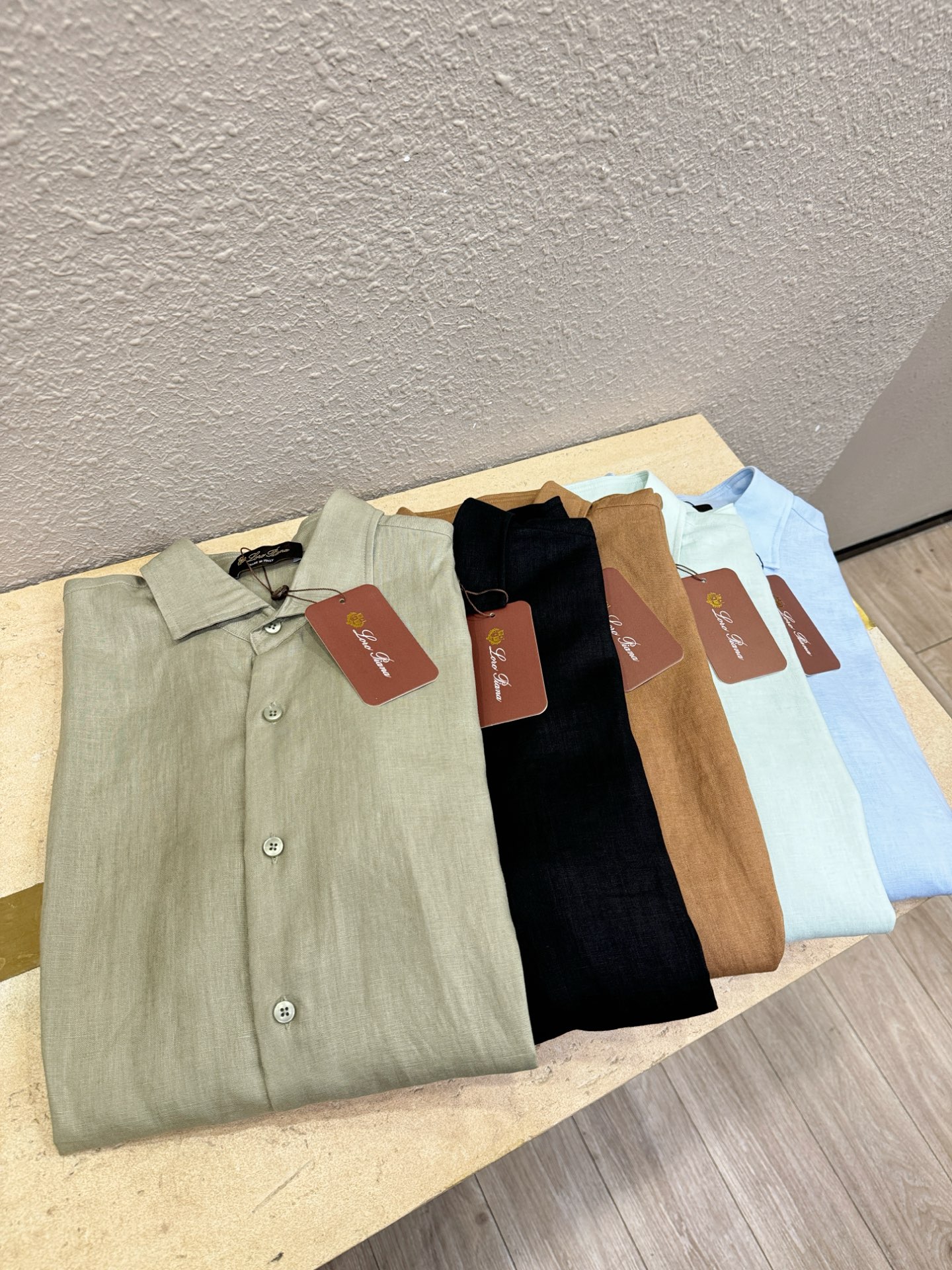 Loro Piana诺悠翩雅 2025专柜同款亚麻衬衫，100%亚麻面料，亚麻衬衫就足够腔调，作为衬衫外