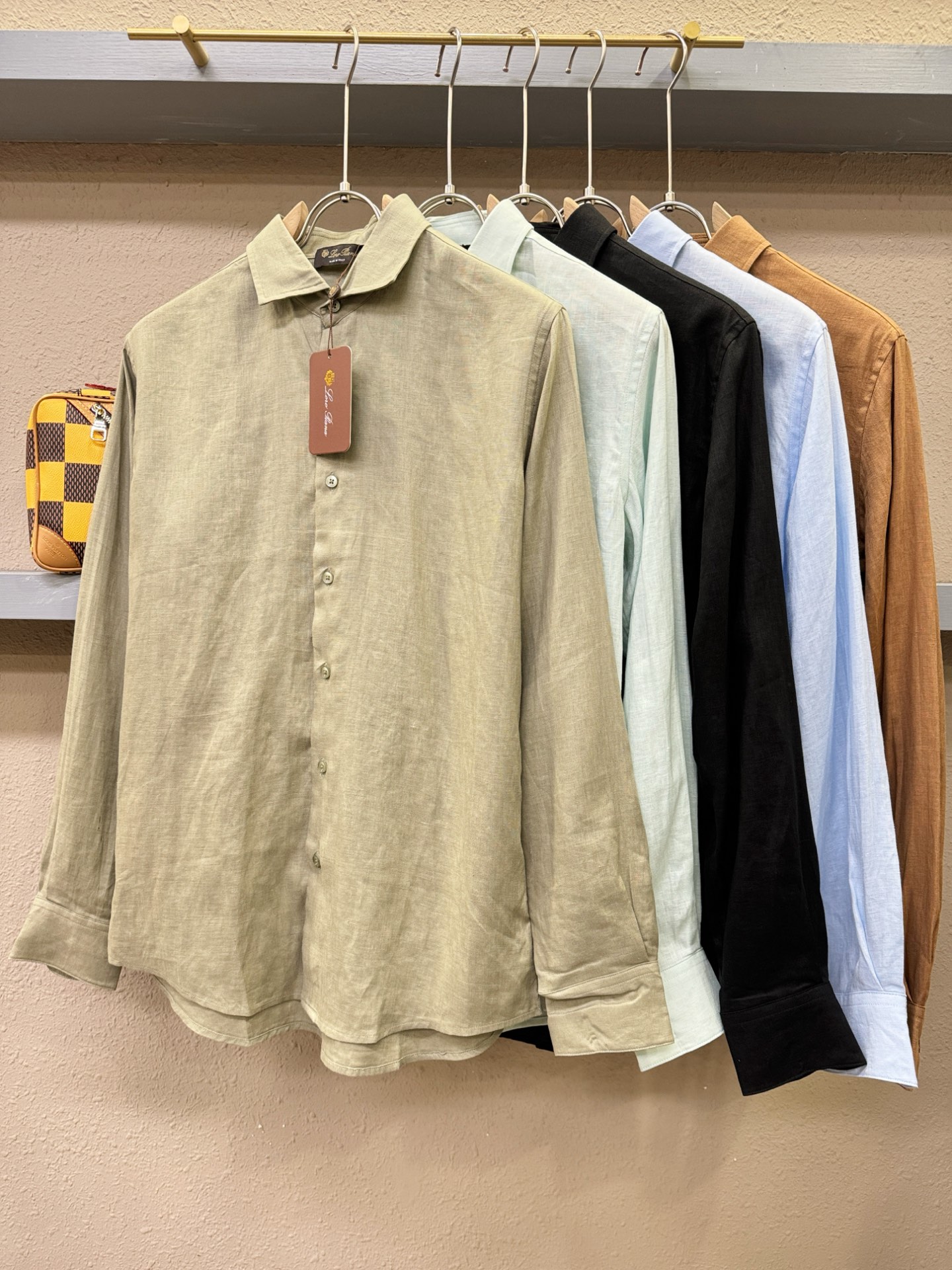 Loro Piana诺悠翩雅 2025专柜同款亚麻衬衫，100%亚麻面料，亚麻衬衫就足够腔调，作为衬衫外