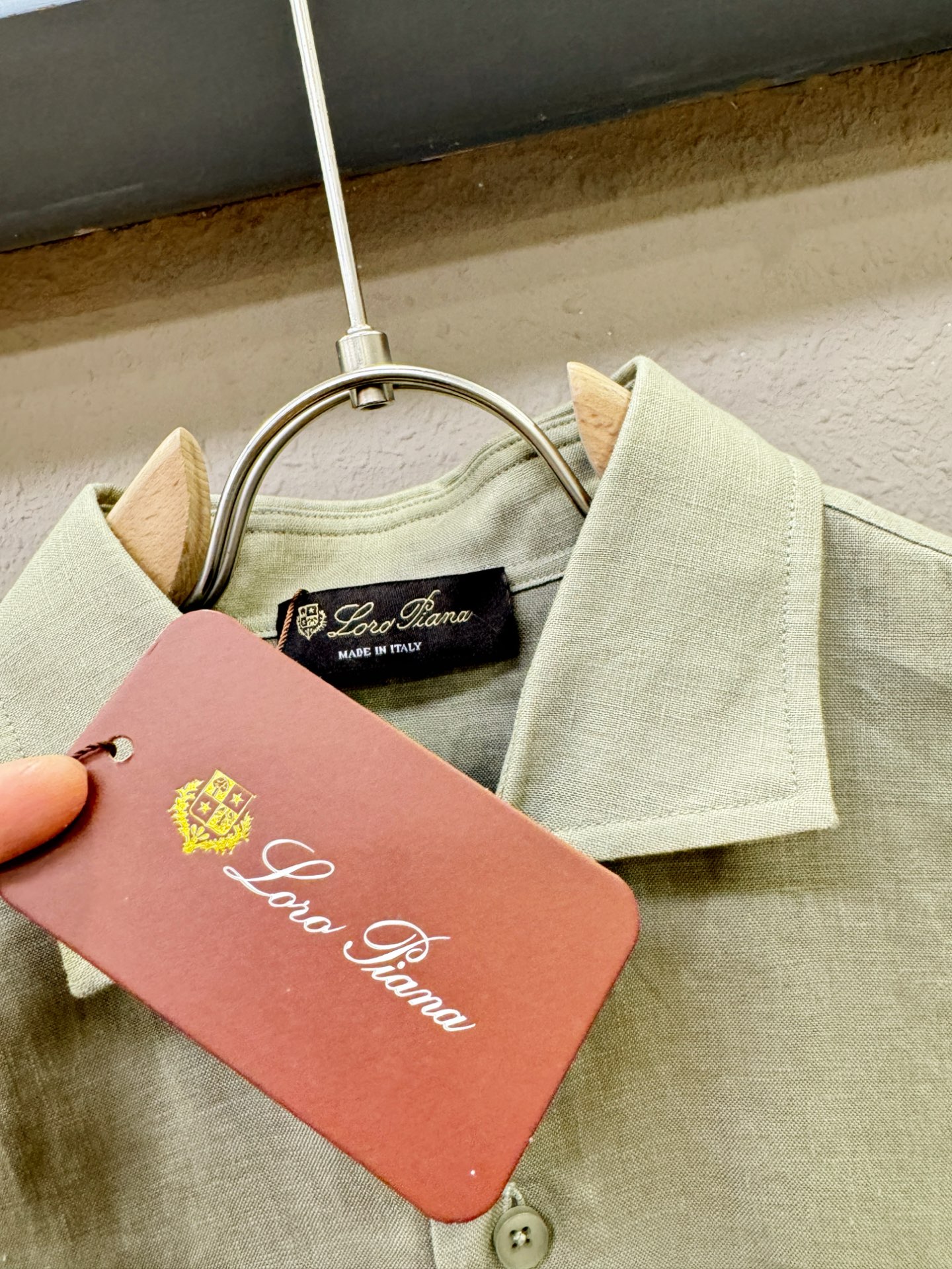 Loro Piana诺悠翩雅 2025专柜同款亚麻衬衫，100%亚麻面料，亚麻衬衫就足够腔调，作为衬衫外