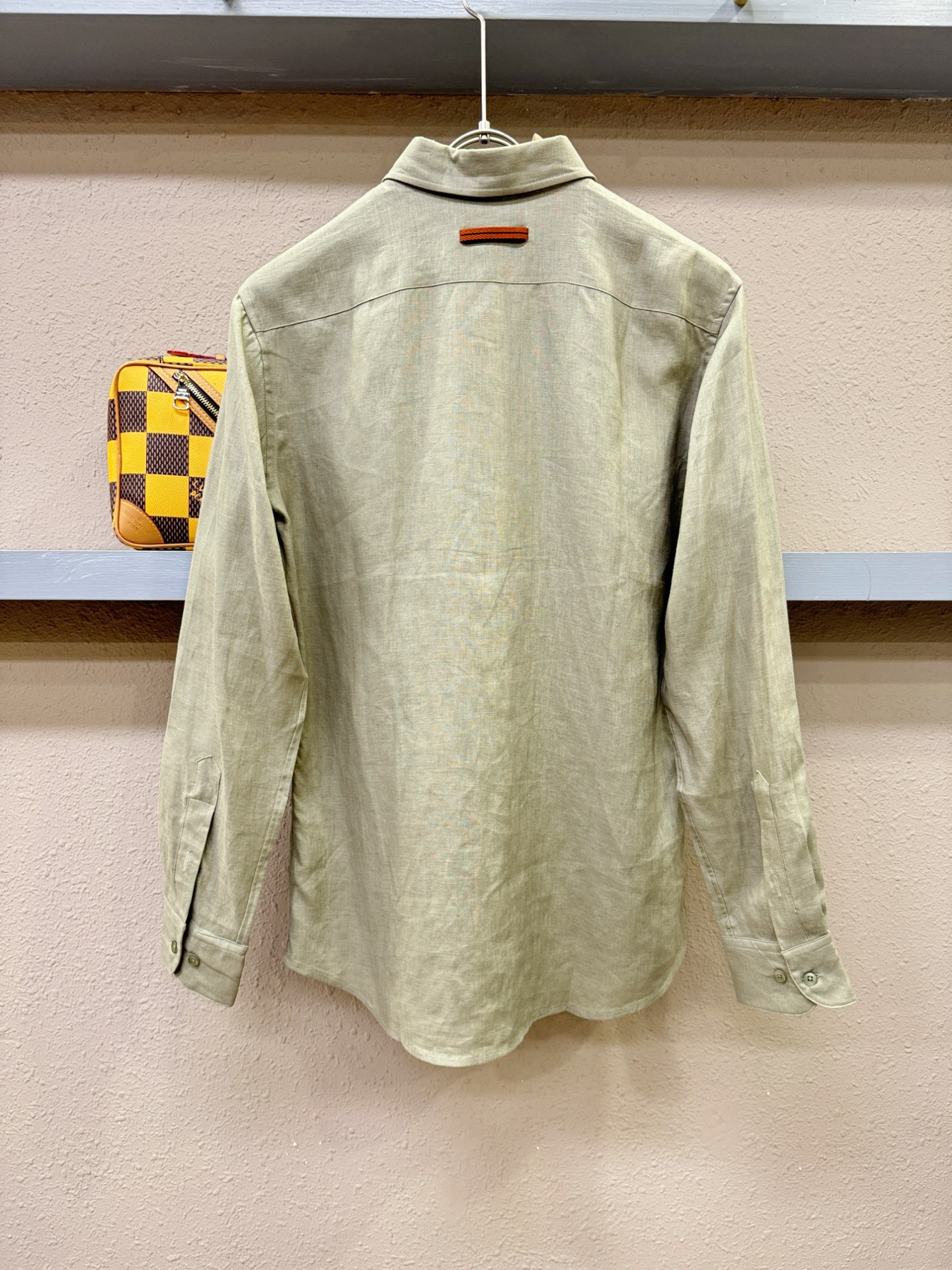 Loro Piana诺悠翩雅 2025专柜同款亚麻衬衫，100%亚麻面料，亚麻衬衫就足够腔调，作为衬衫外