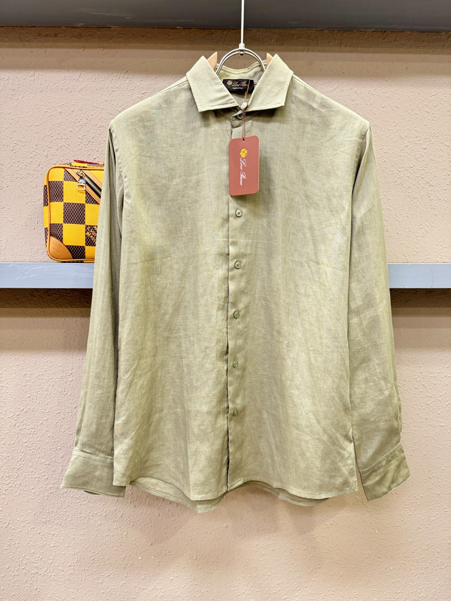 Loro Piana诺悠翩雅 2025专柜同款亚麻衬衫，100%亚麻面料，亚麻衬衫就足够腔调，作为衬衫外