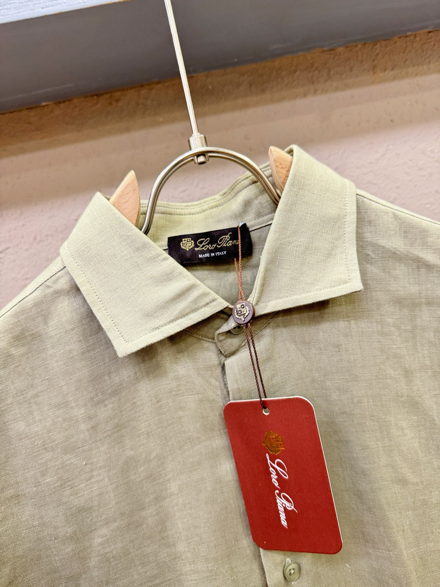 Loro Piana诺悠翩雅 2025专柜同款亚麻衬衫，100%亚麻面料，亚麻衬衫就足够腔调，作为衬衫外