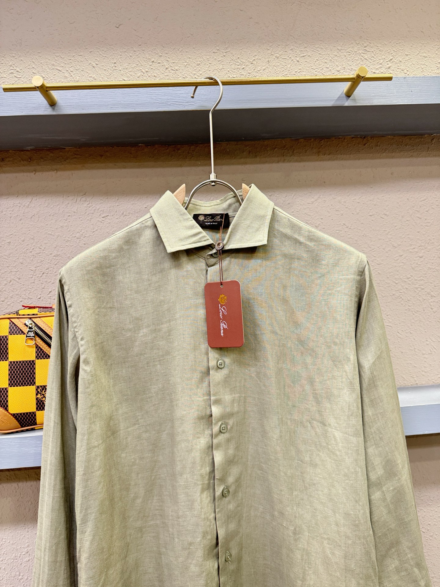 Loro Piana诺悠翩雅 2025专柜同款亚麻衬衫，100%亚麻面料，亚麻衬衫就足够腔调，作为衬衫外