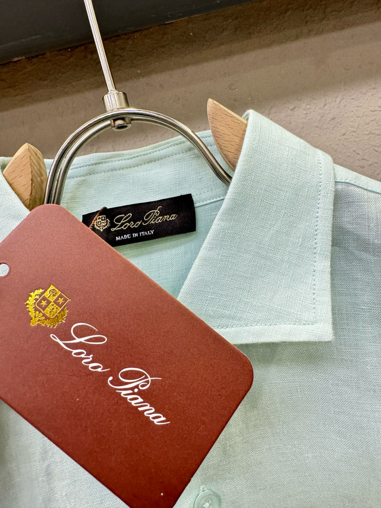 Loro Piana诺悠翩雅 2025专柜同款亚麻衬衫，100%亚麻面料，亚麻衬衫就足够腔调，作为衬衫外