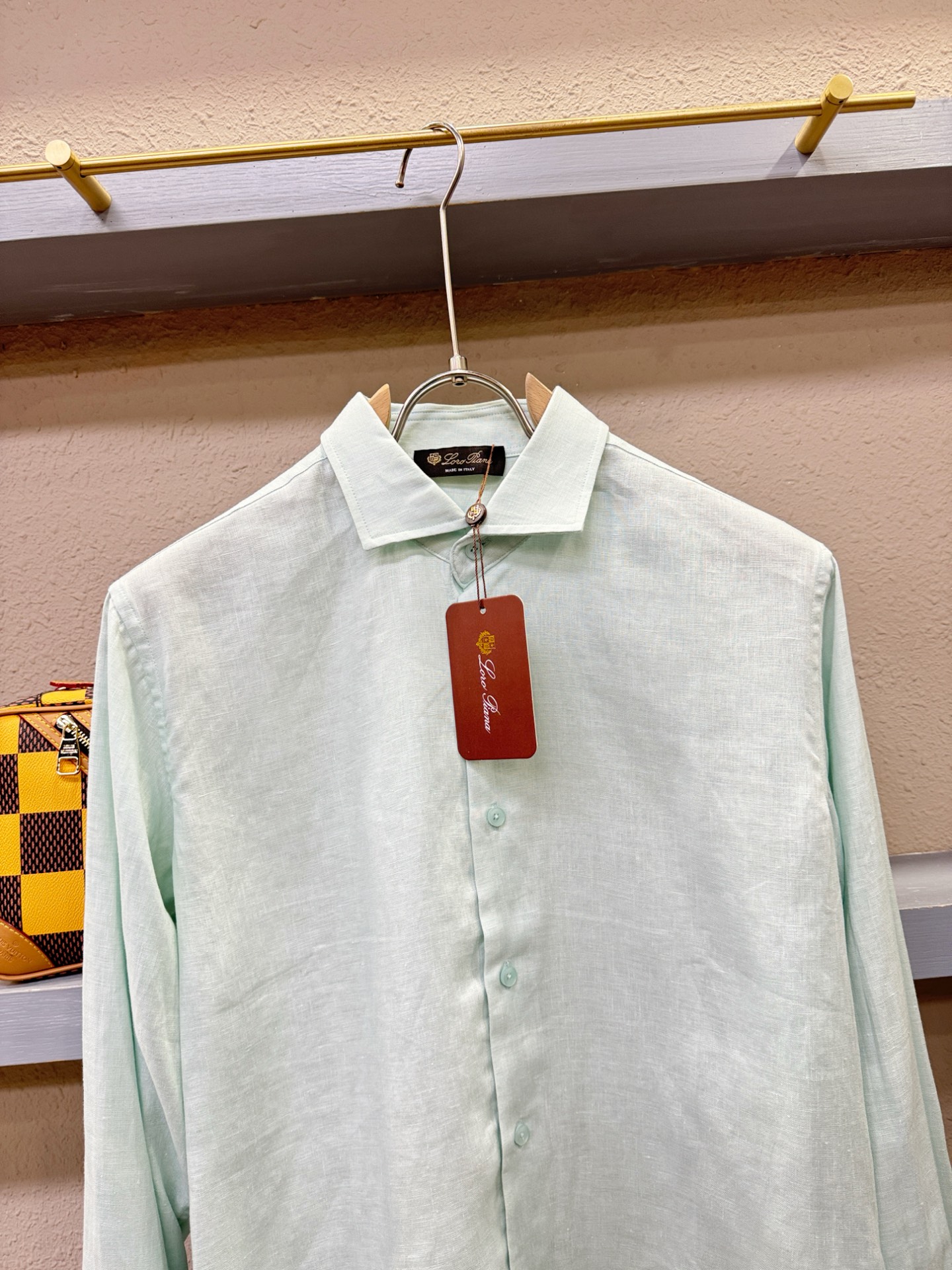 Loro Piana诺悠翩雅 2025专柜同款亚麻衬衫，100%亚麻面料，亚麻衬衫就足够腔调，作为衬衫外