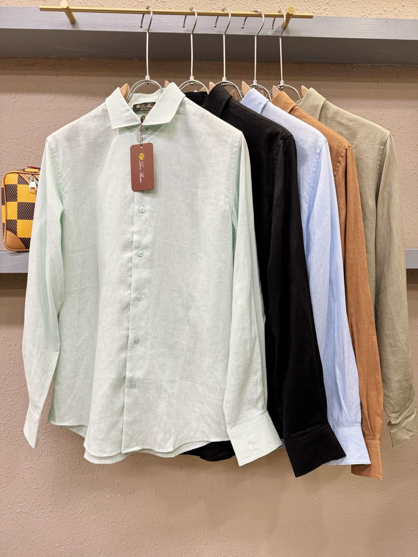 Loro Piana诺悠翩雅 2025专柜同款亚麻衬衫，100%亚麻面料，亚麻衬衫就足够腔调，作为衬衫外