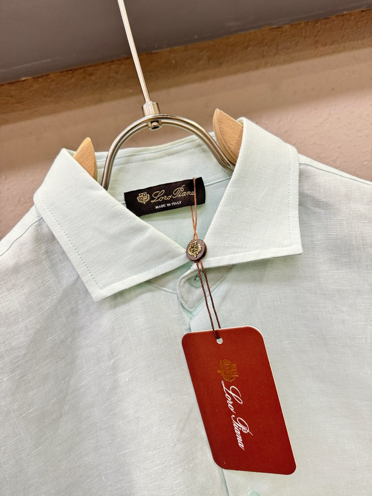 Loro Piana诺悠翩雅 2025专柜同款亚麻衬衫，100%亚麻面料，亚麻衬衫就足够腔调，作为衬衫外