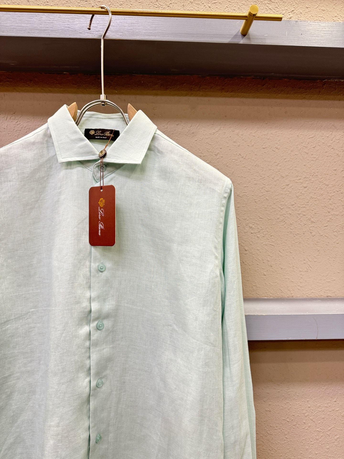 Loro Piana诺悠翩雅 2025专柜同款亚麻衬衫，100%亚麻面料，亚麻衬衫就足够腔调，作为衬衫外