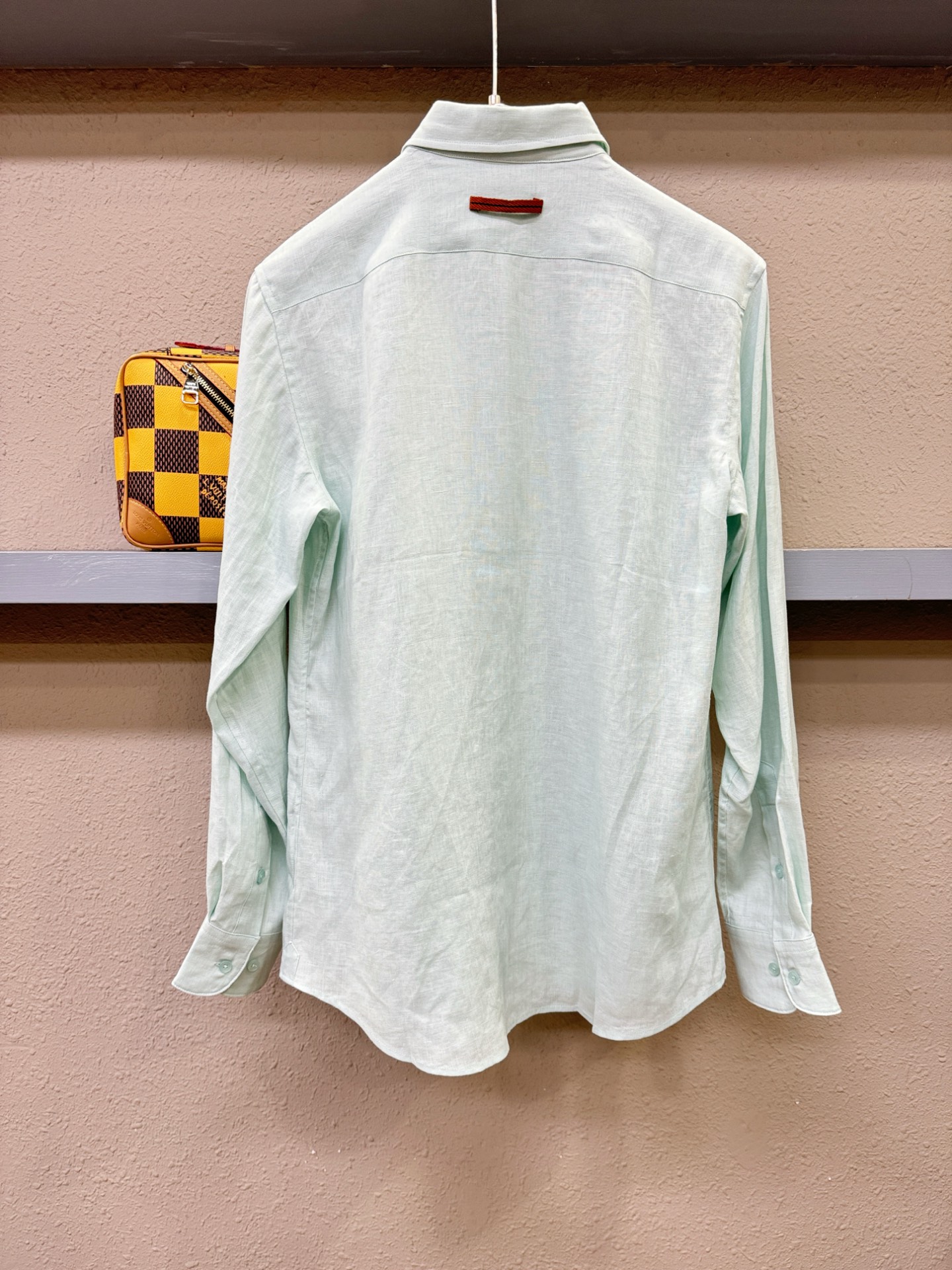 Loro Piana诺悠翩雅 2025专柜同款亚麻衬衫，100%亚麻面料，亚麻衬衫就足够腔调，作为衬衫外