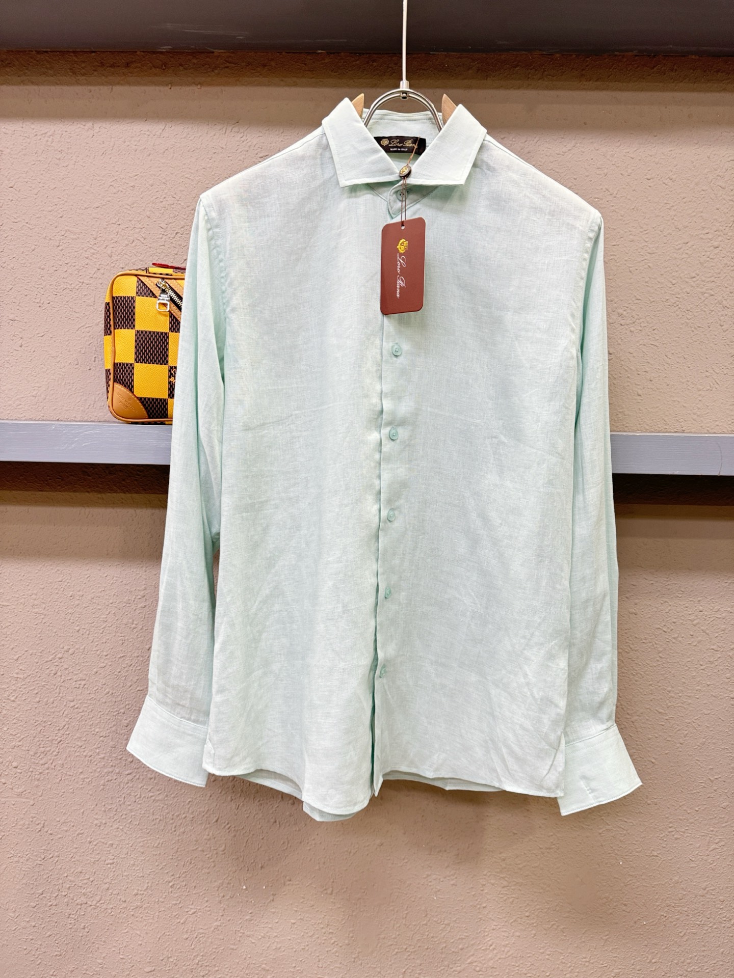 Loro Piana诺悠翩雅 2025专柜同款亚麻衬衫，100%亚麻面料，亚麻衬衫就足够腔调，作为衬衫外
