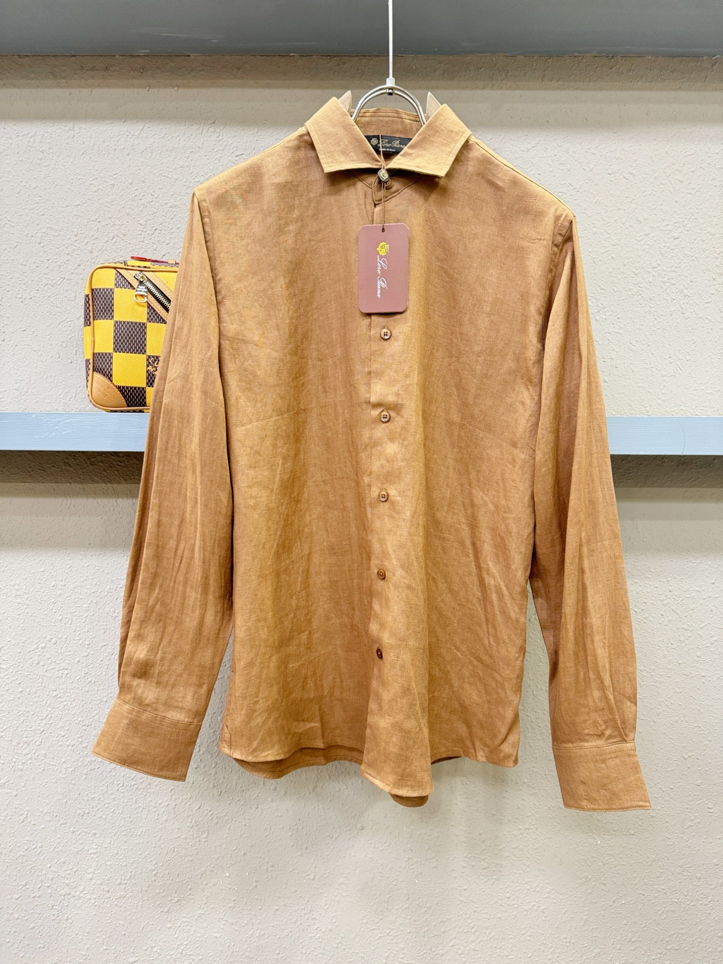 Loro Piana诺悠翩雅 2025专柜同款亚麻衬衫，100%亚麻面料，亚麻衬衫就足够腔调，作为衬衫外