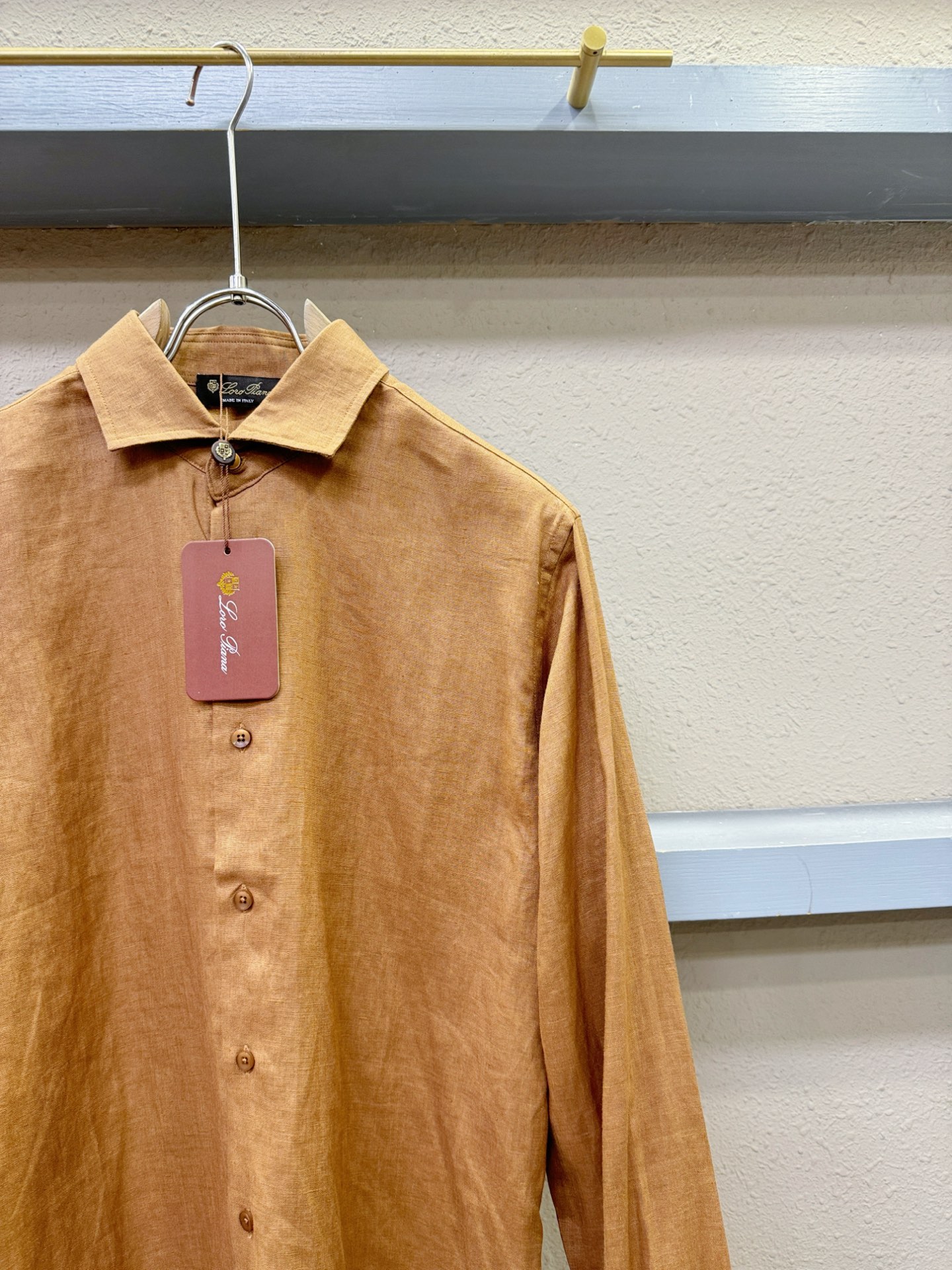 Loro Piana诺悠翩雅 2025专柜同款亚麻衬衫，100%亚麻面料，亚麻衬衫就足够腔调，作为衬衫外