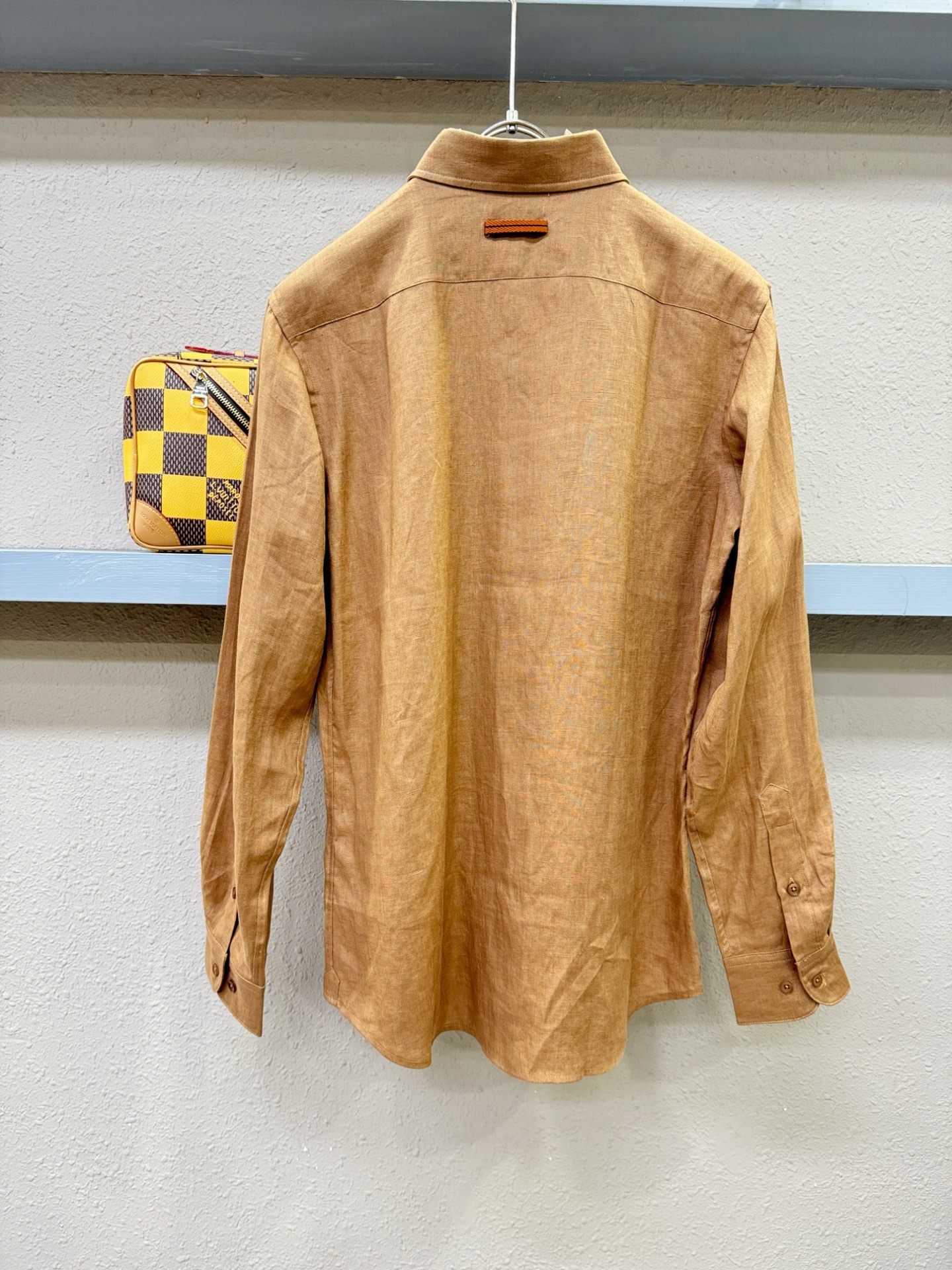 Loro Piana诺悠翩雅 2025专柜同款亚麻衬衫，100%亚麻面料，亚麻衬衫就足够腔调，作为衬衫外