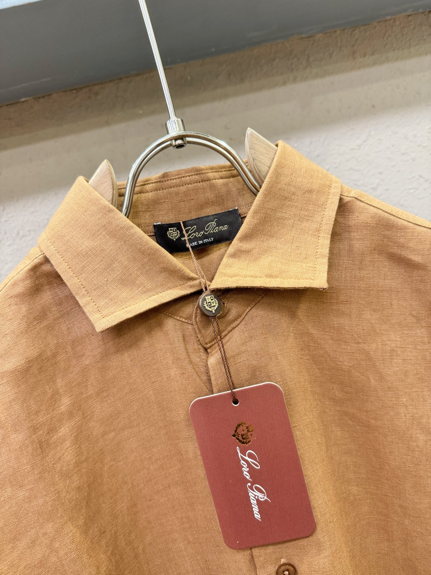 Loro Piana诺悠翩雅 2025专柜同款亚麻衬衫，100%亚麻面料，亚麻衬衫就足够腔调，作为衬衫外