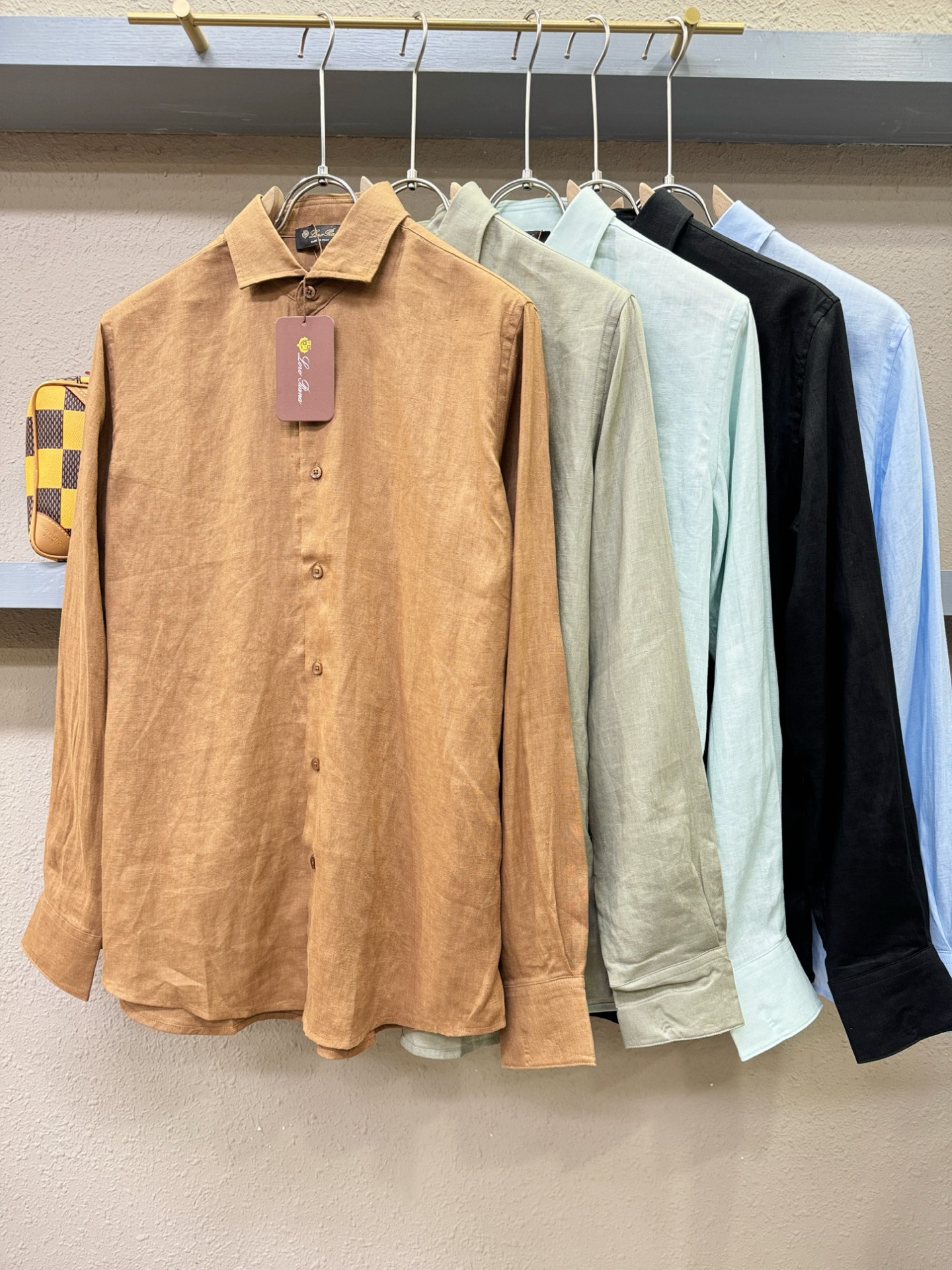 Loro Piana诺悠翩雅 2025专柜同款亚麻衬衫，100%亚麻面料，亚麻衬衫就足够腔调，作为衬衫外