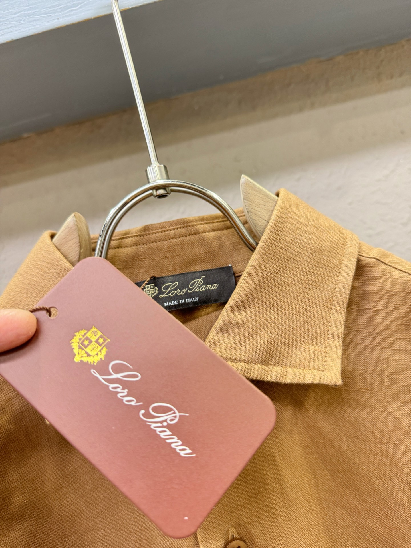 Loro Piana诺悠翩雅 2025专柜同款亚麻衬衫，100%亚麻面料，亚麻衬衫就足够腔调，作为衬衫外